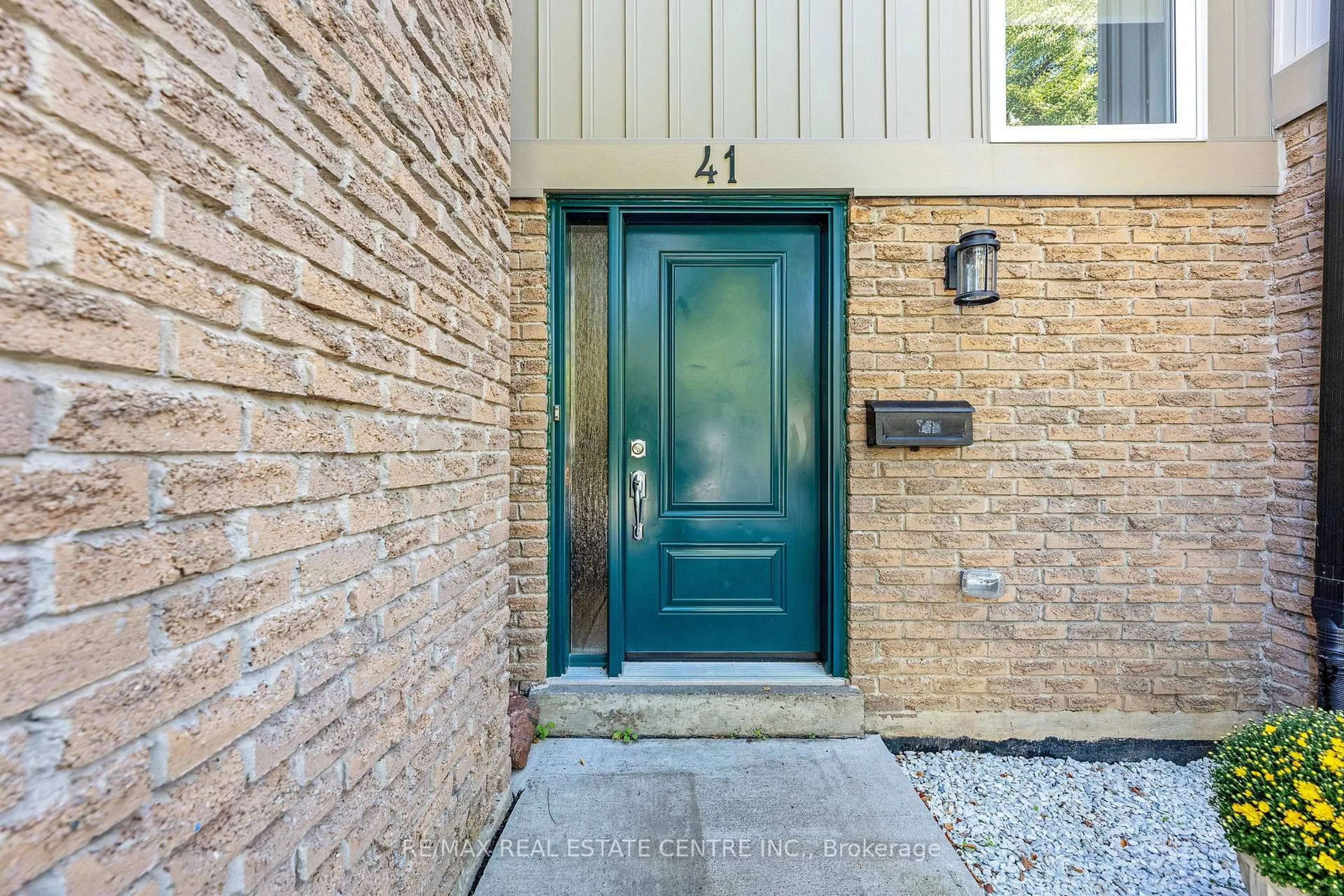 Indoor entryway for 7080 Copenhagen Rd #41, Mississauga Ontario L5N 2C9