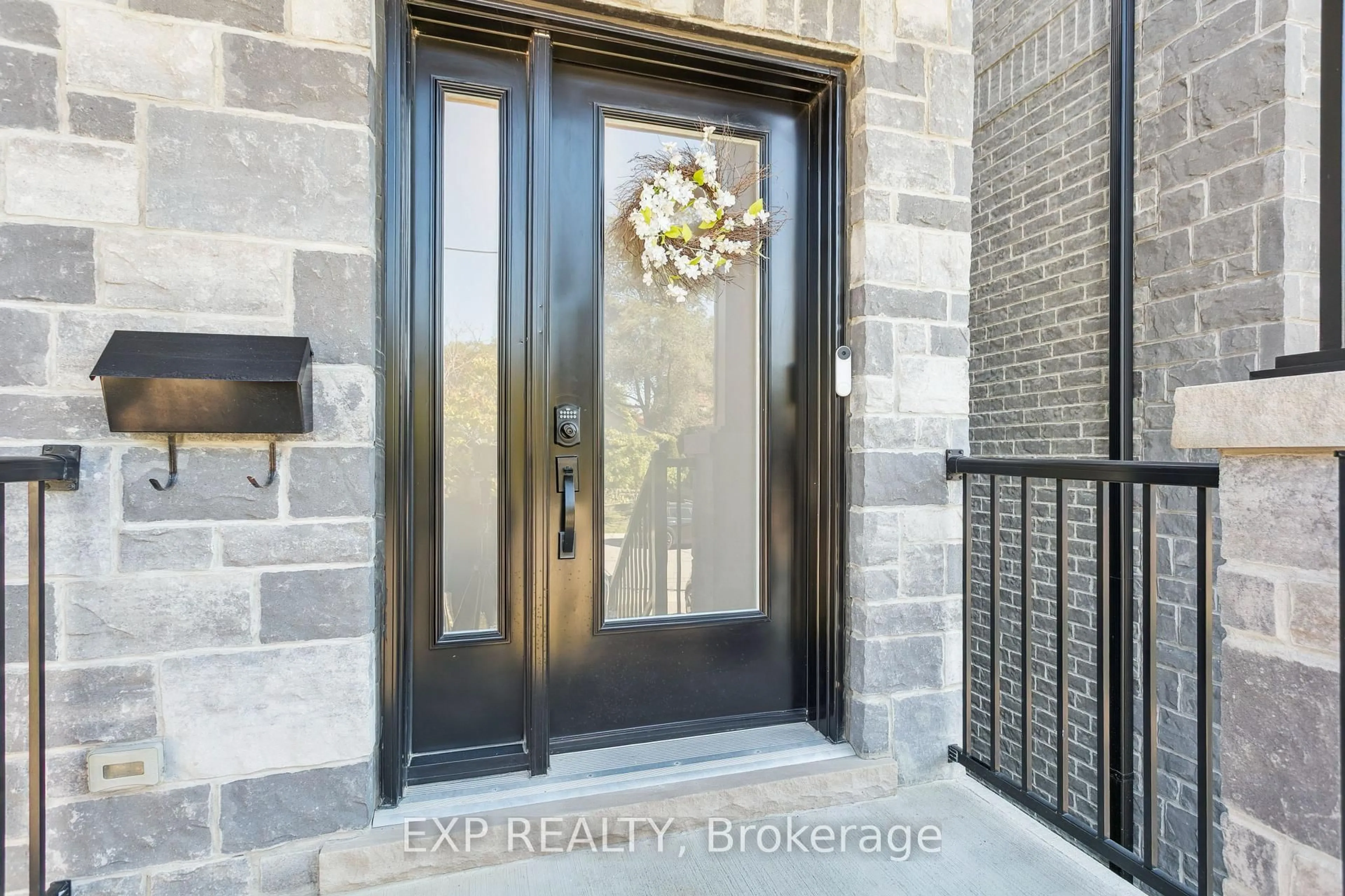 Indoor entryway for 105 Twenty Second St, Toronto Ontario M8V 3M5