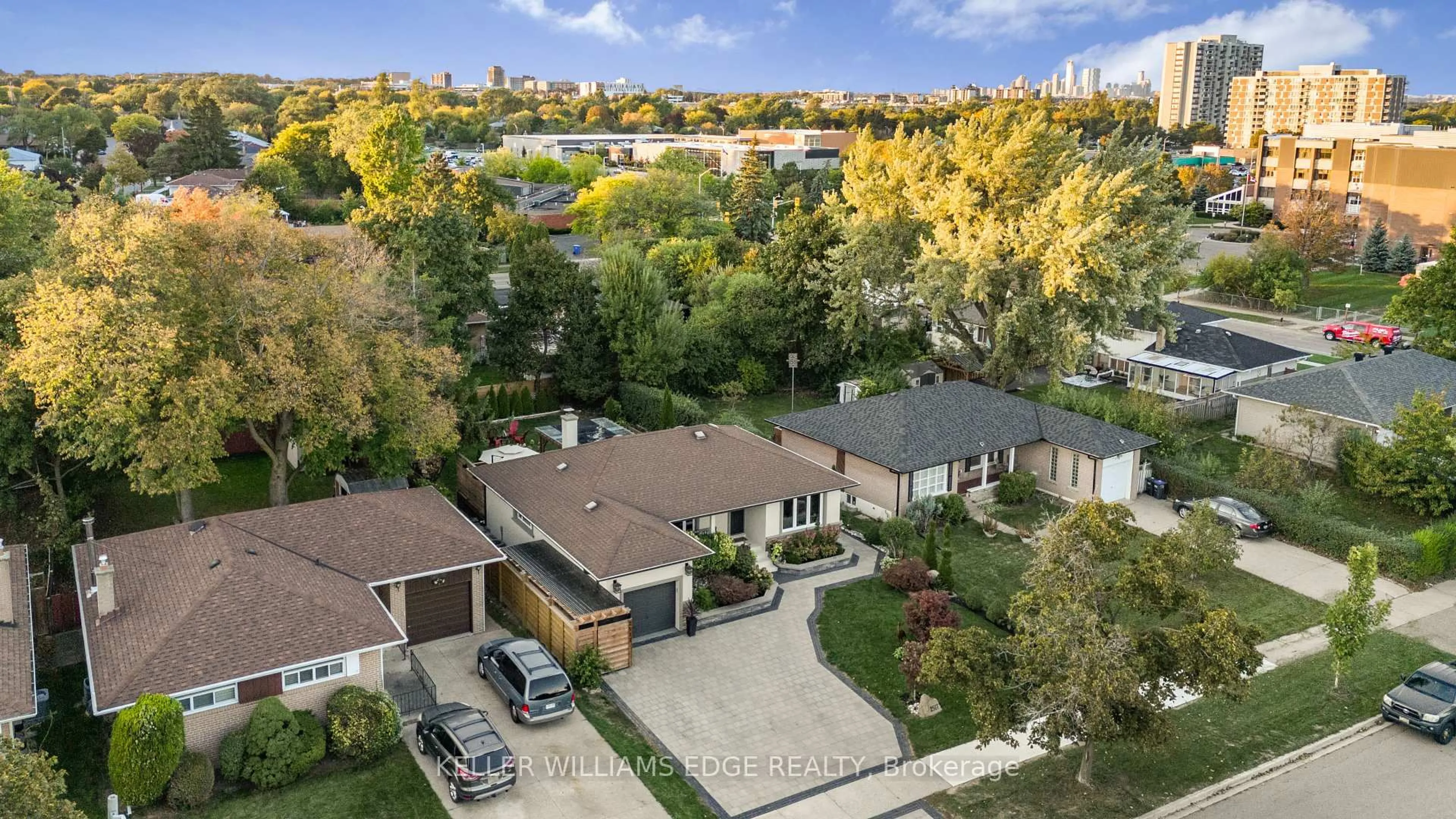 A pic from outside/outdoor area/front of a property/back of a property/a pic from drone, city buildings view from balcony for 2517 Constable Rd, Mississauga Ontario L5J 1V9