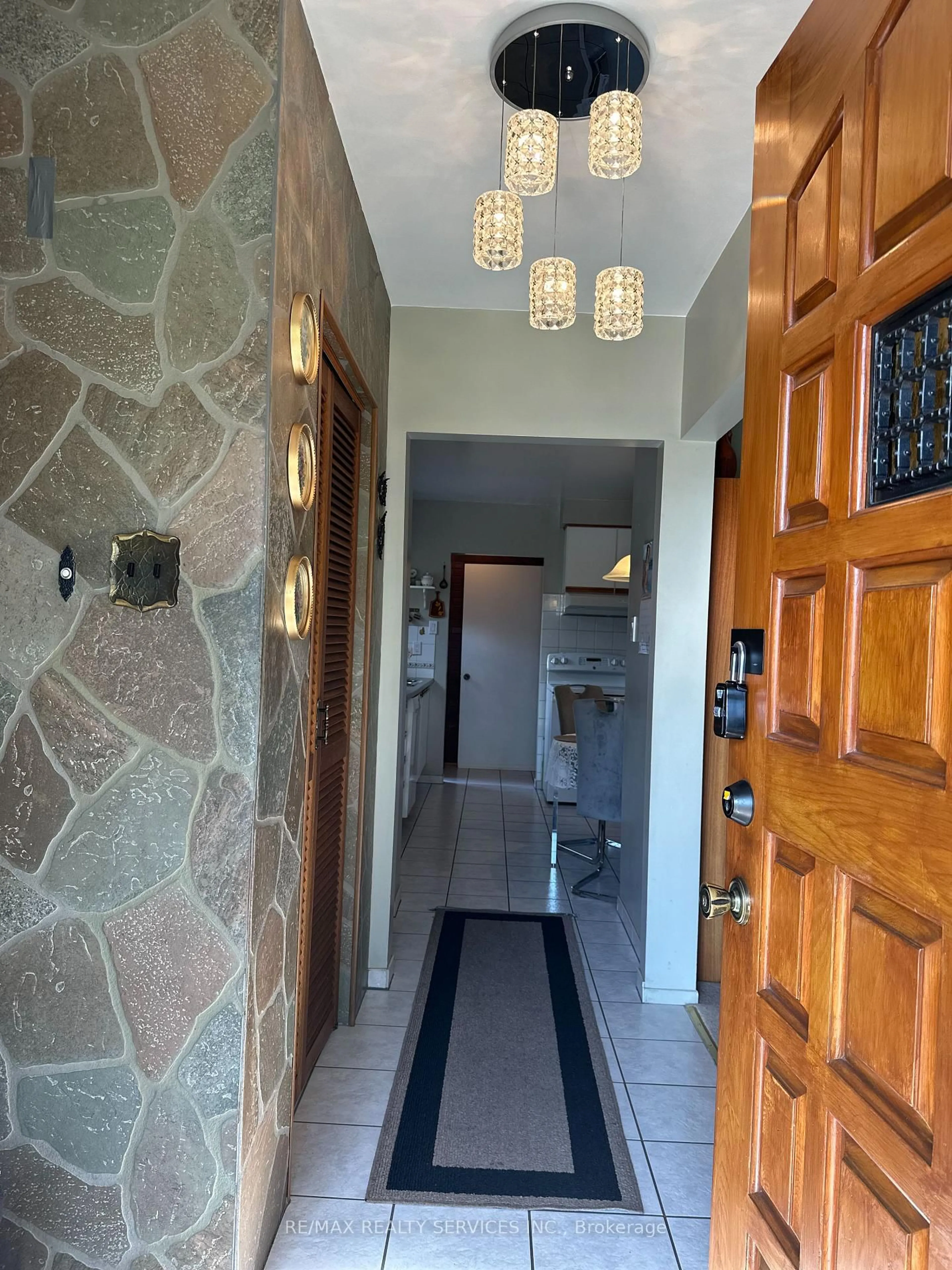 Indoor entryway for 59 Belmont Dr, Brampton Ontario L6T 2K5