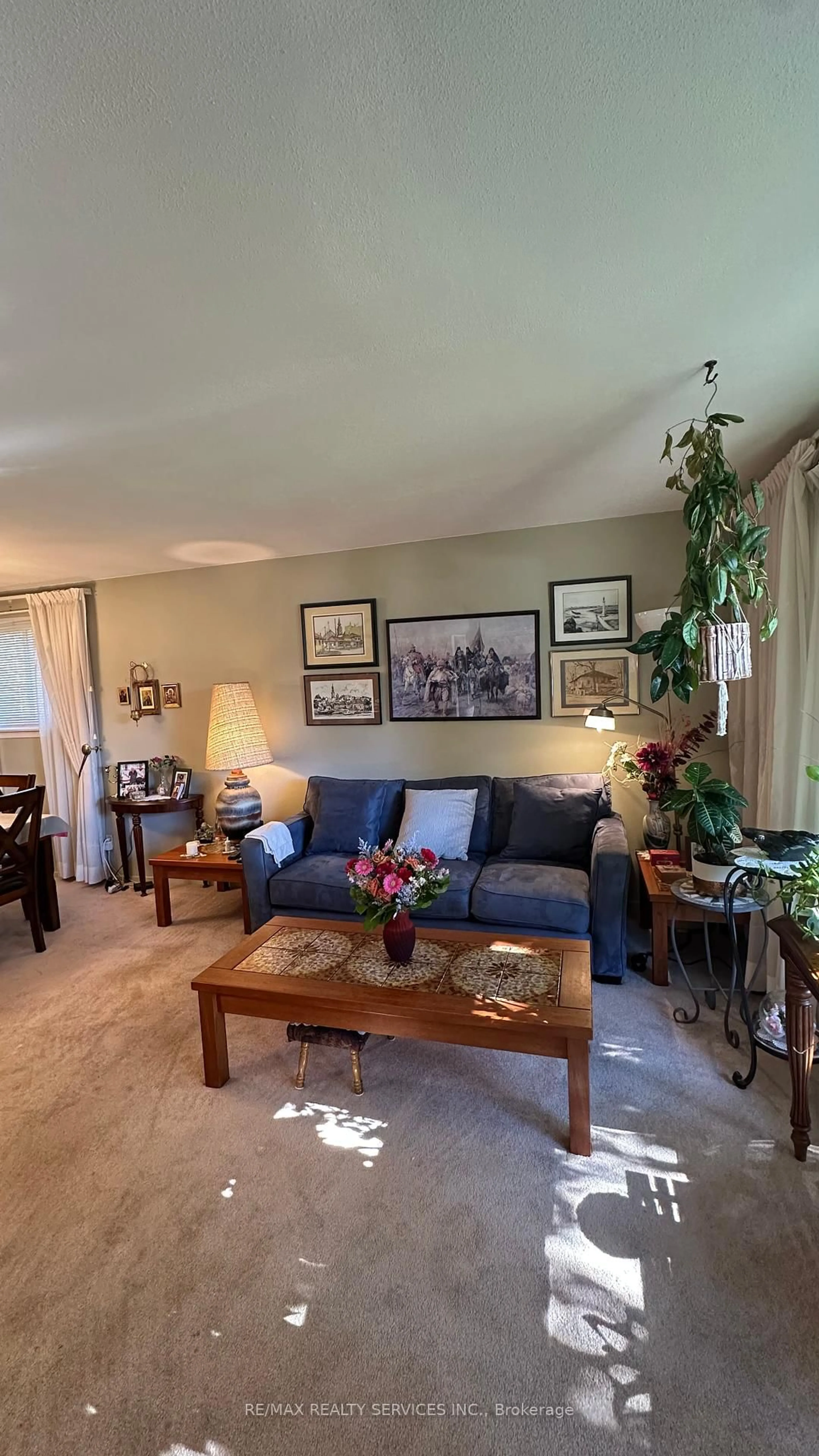 Living room with furniture, unknown for 59 Belmont Dr, Brampton Ontario L6T 2K5