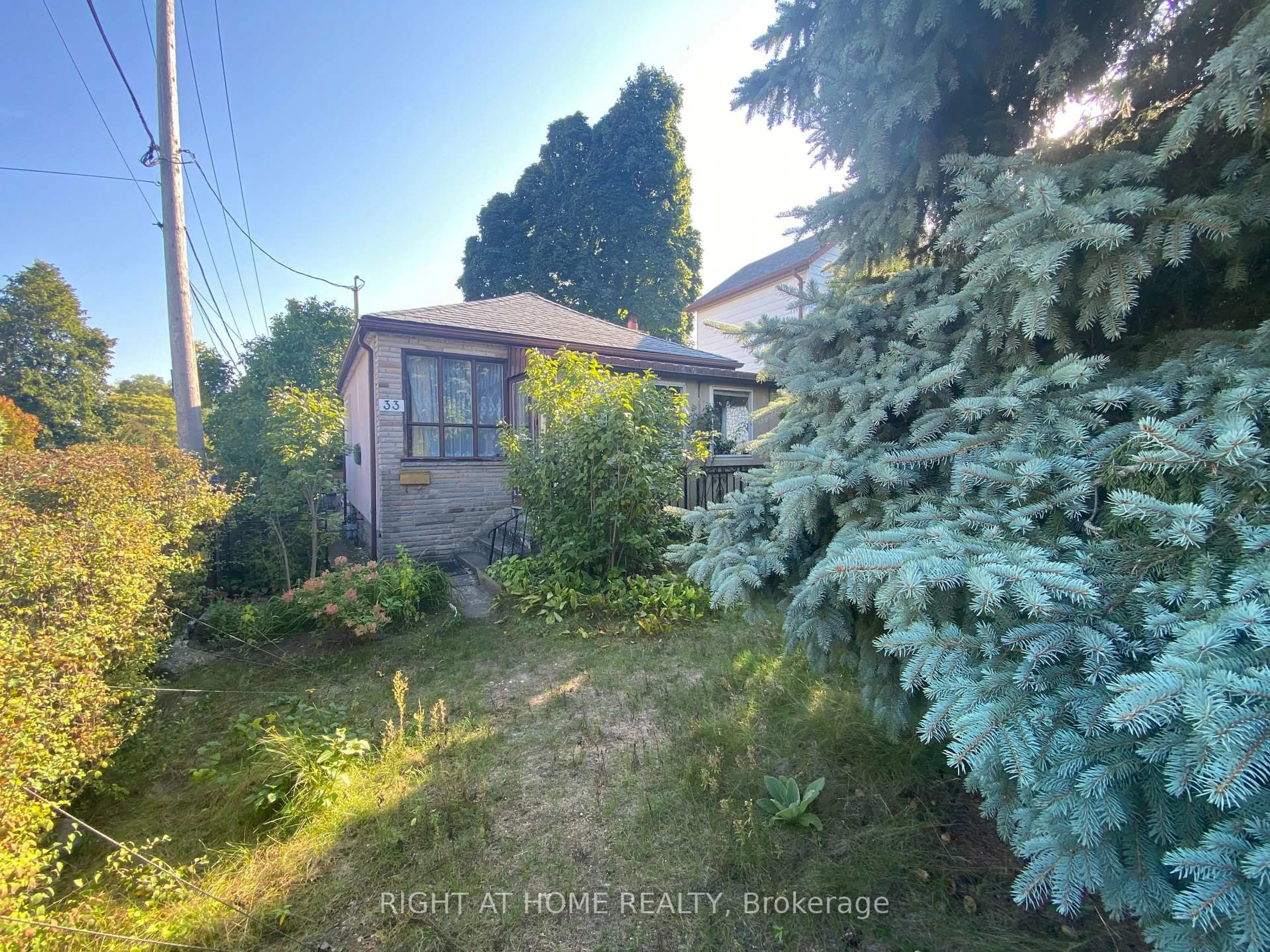 A pic from outside/outdoor area/front of a property/back of a property/a pic from drone, street for 33 Waniska Ave, Toronto Ontario M8Y 1R1