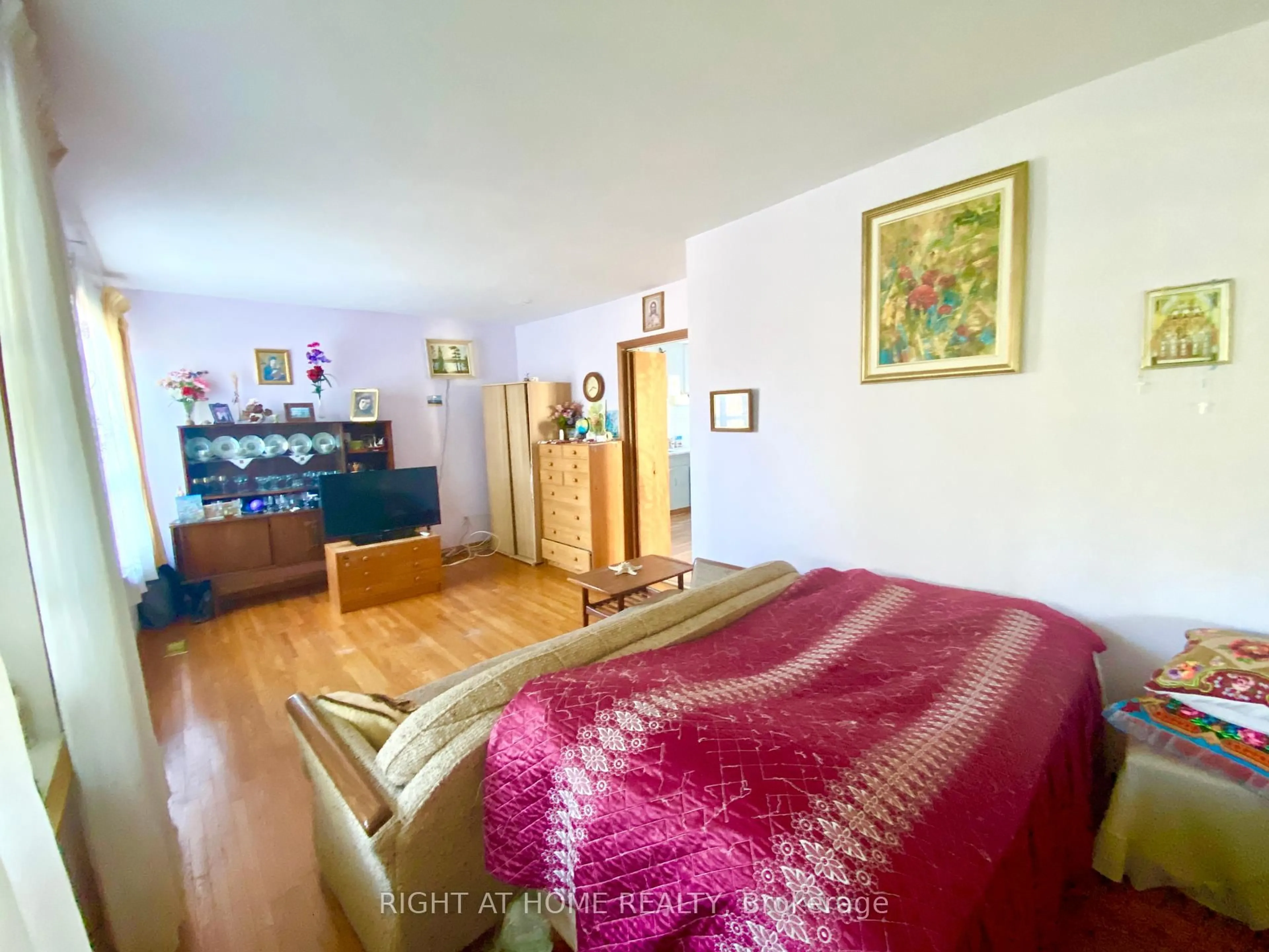 A pic of a room for 33 Waniska Ave, Toronto Ontario M8Y 1R1