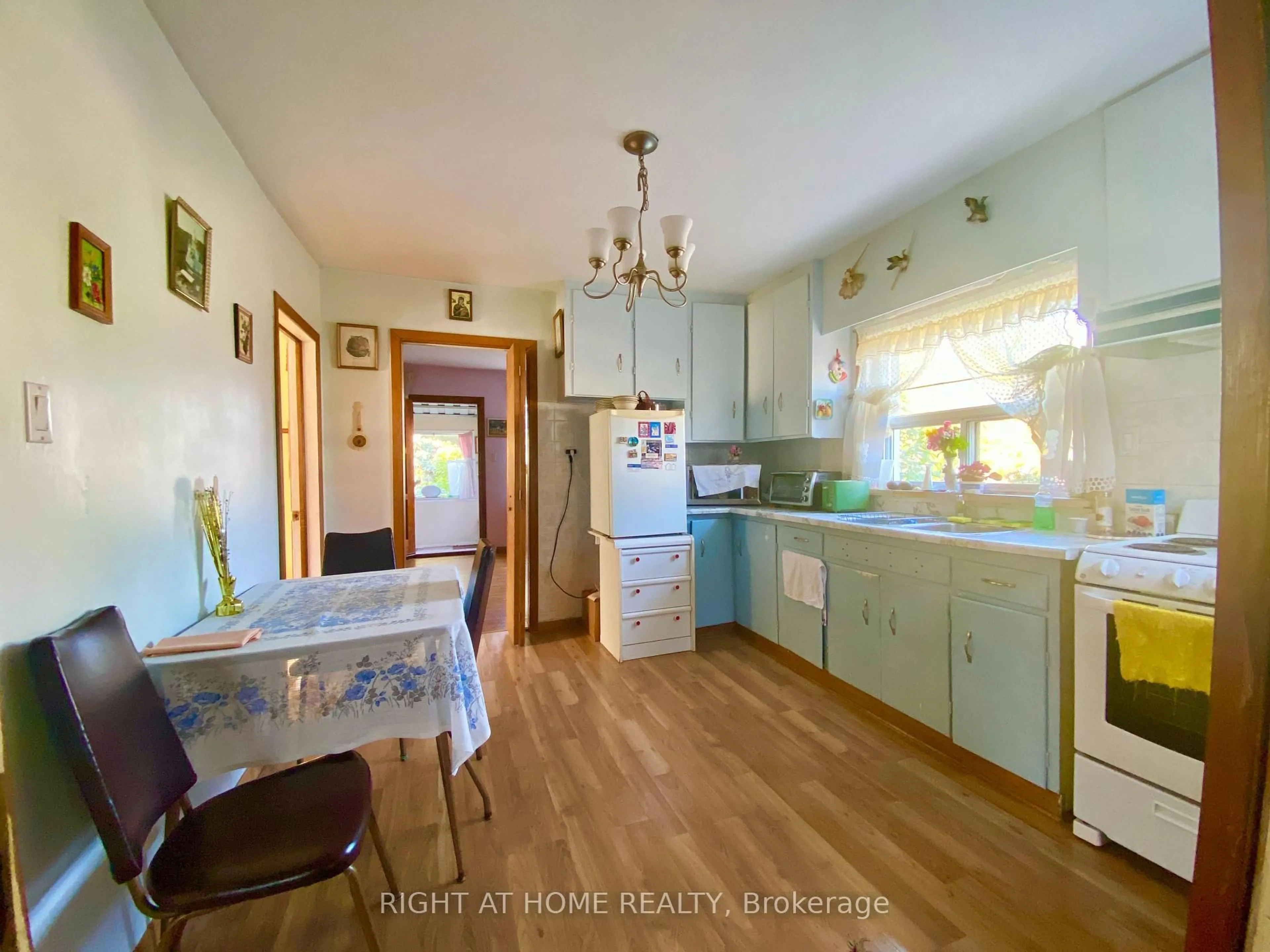 Dining room, unknown for 33 Waniska Ave, Toronto Ontario M8Y 1R1