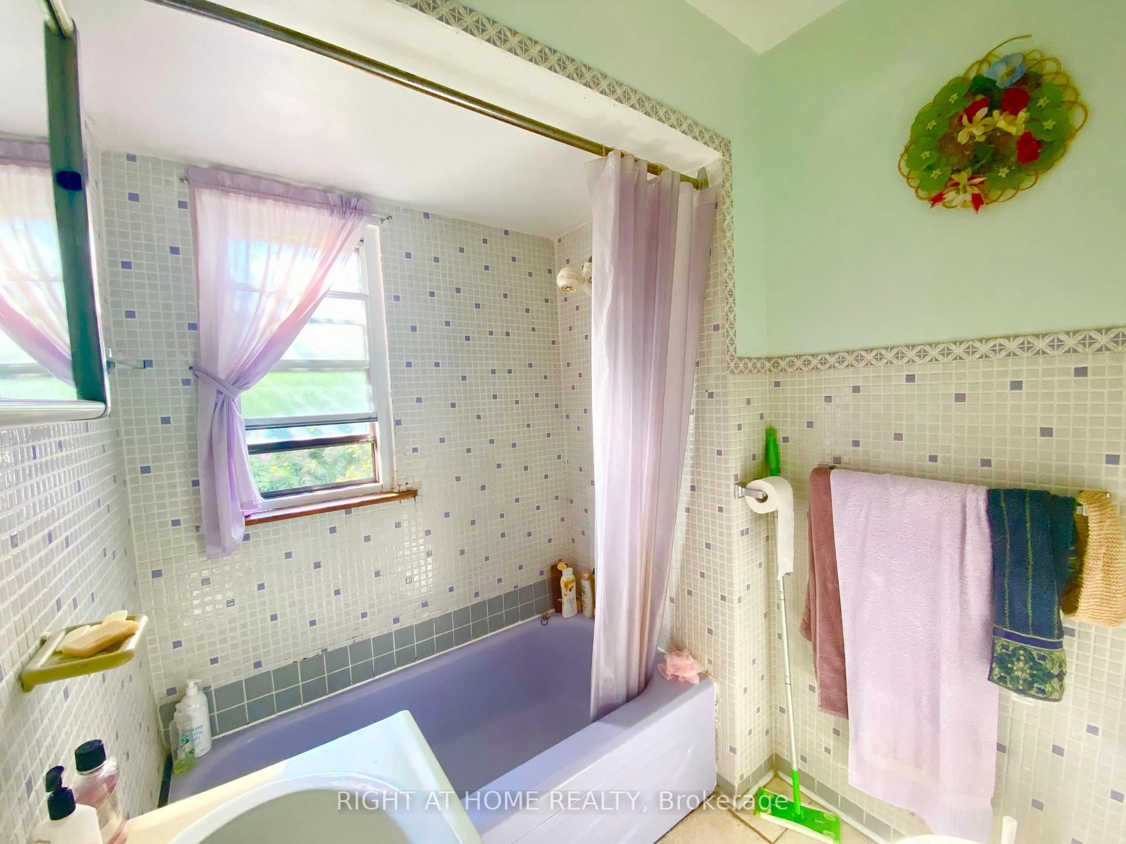 Standard bathroom, ceramic/tile floor for 33 Waniska Ave, Toronto Ontario M8Y 1R1