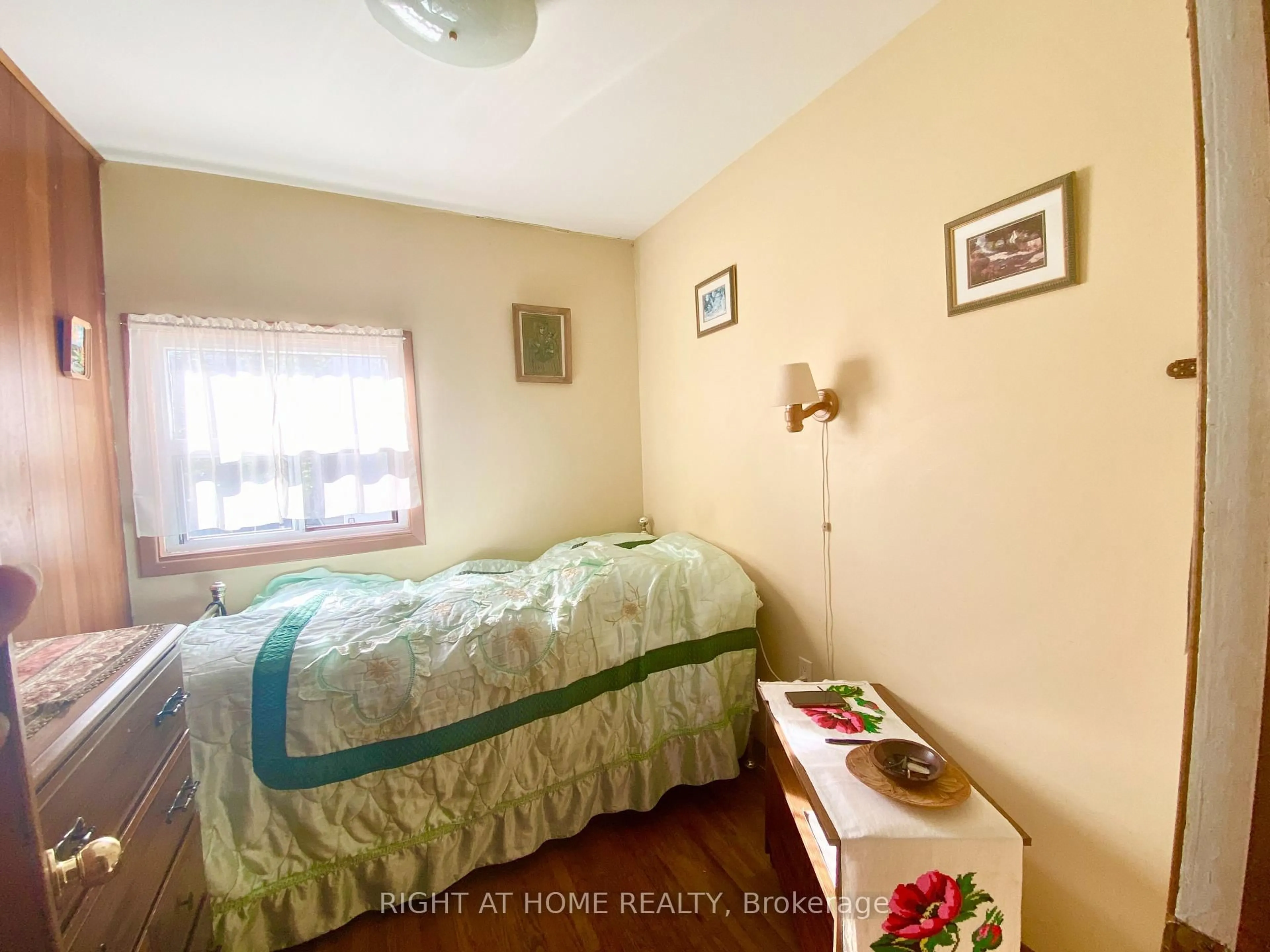 A pic of a room for 33 Waniska Ave, Toronto Ontario M8Y 1R1