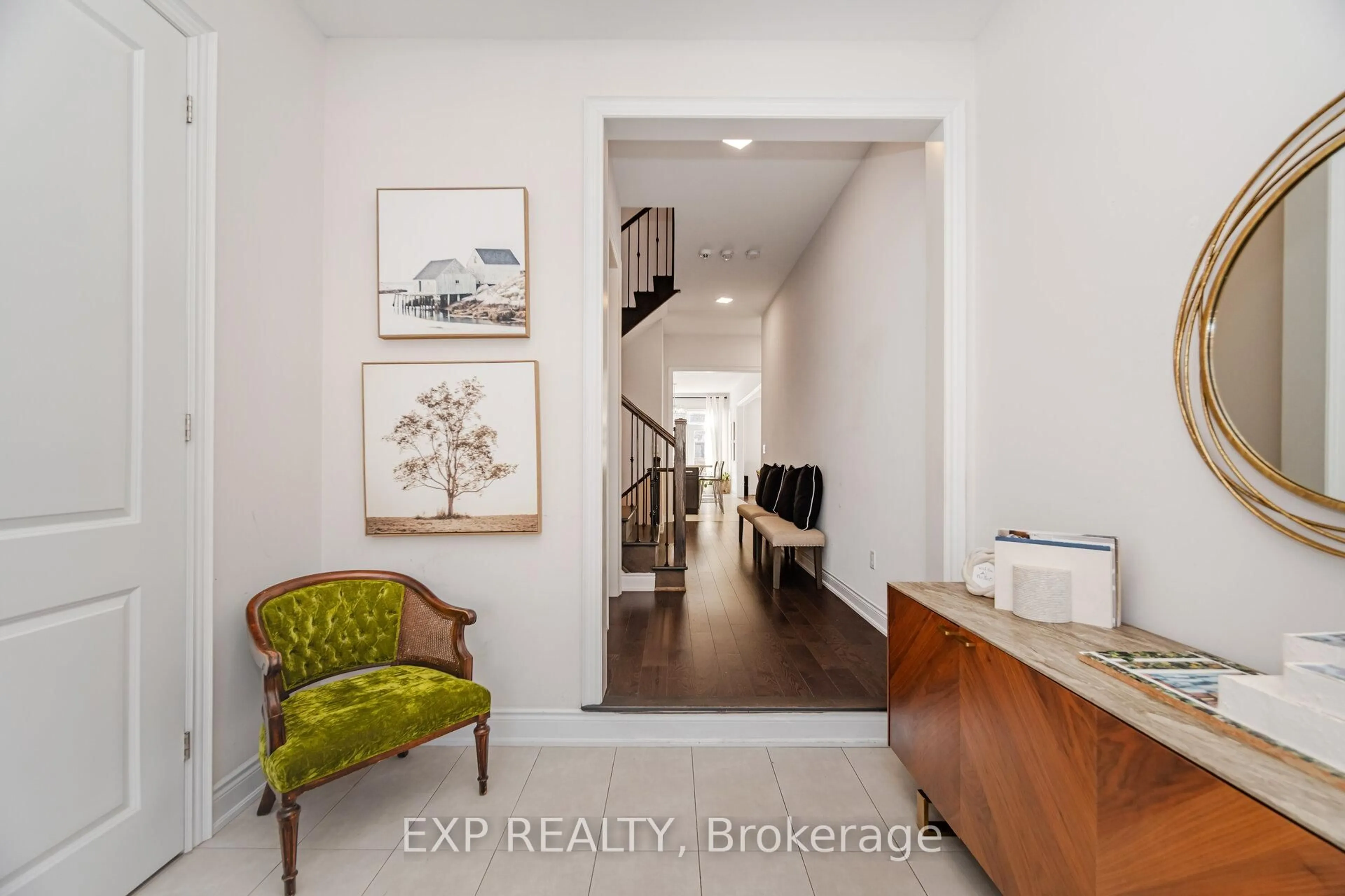 Indoor entryway for 3102 Millicent Ave, Oakville Ontario L6H 0V2
