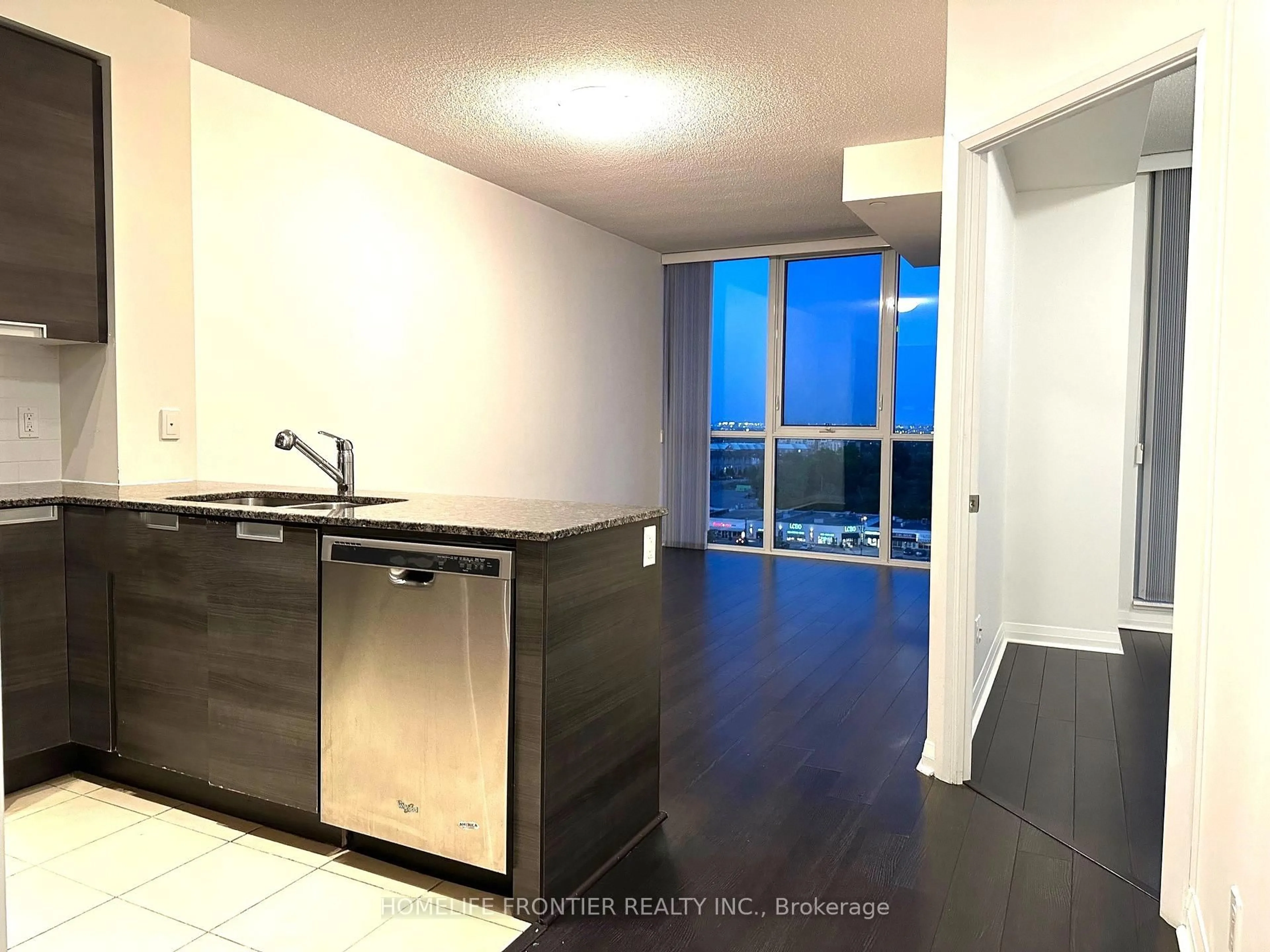 Standard kitchen, unknown for 55 Eglinton Ave #1106, Mississauga Ontario L5R 0E4