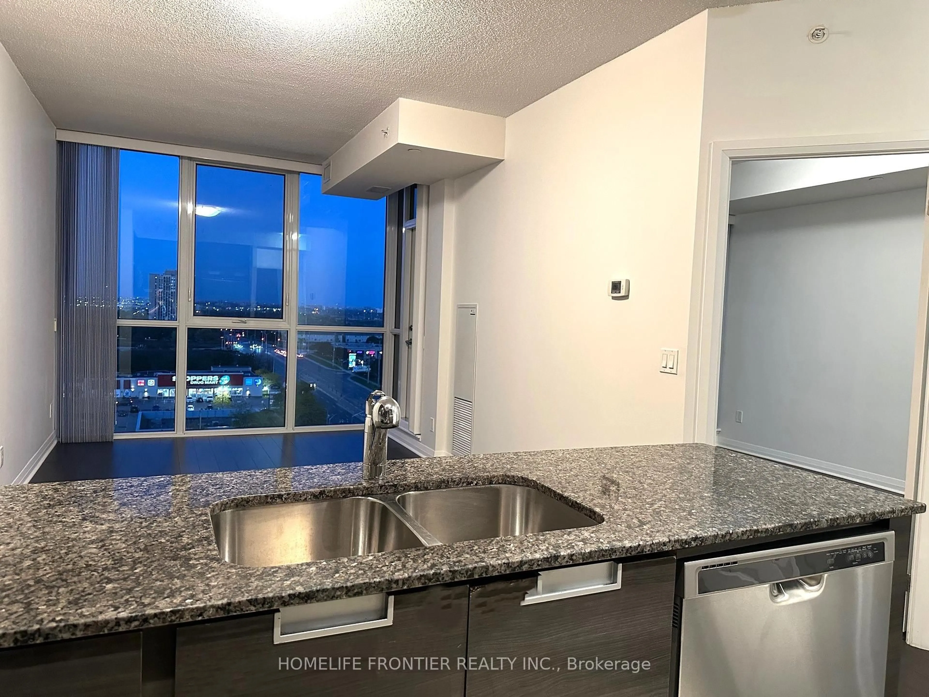 Standard kitchen, unknown for 55 Eglinton Ave #1106, Mississauga Ontario L5R 0E4