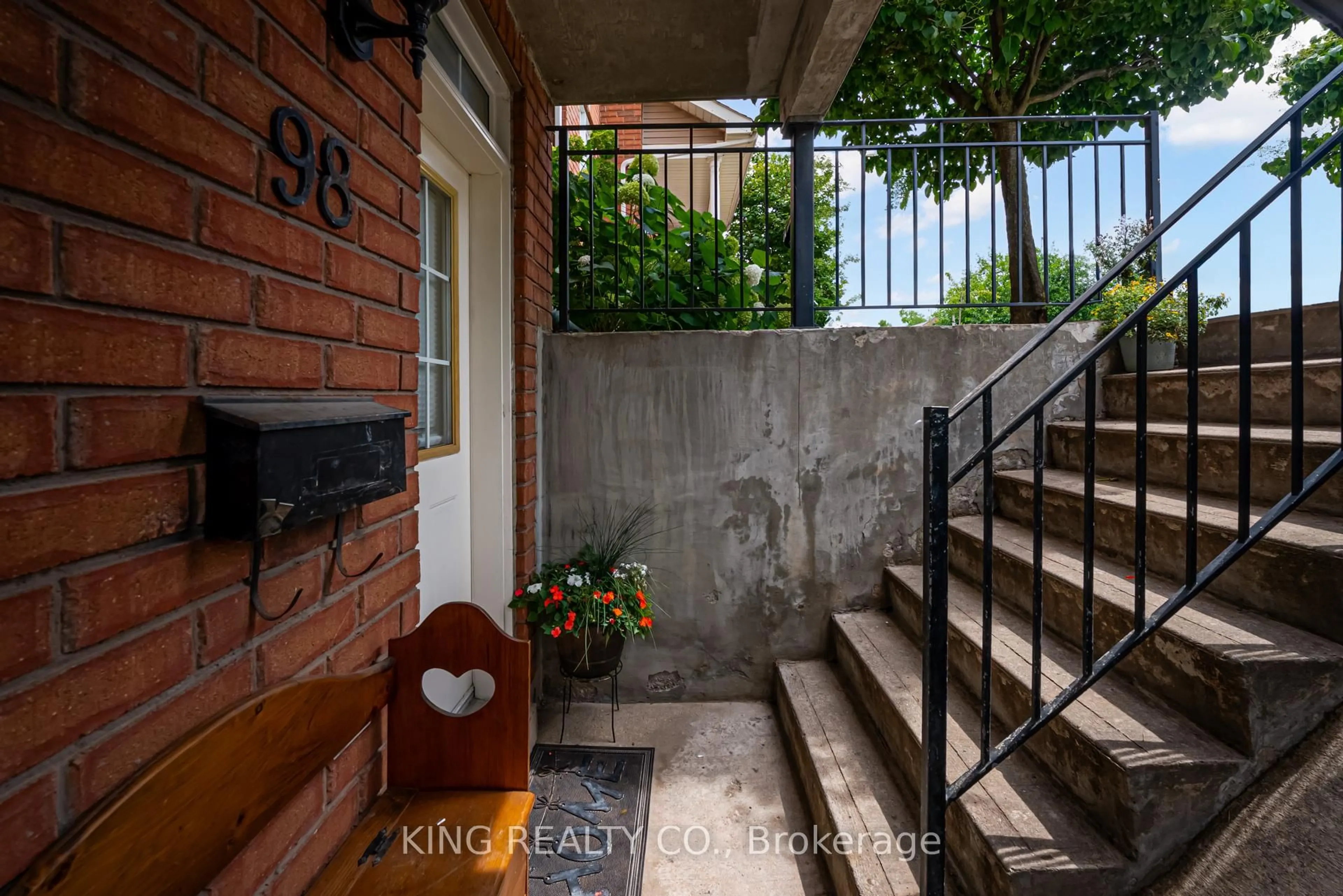 Unknown for 98 Connolly St, Toronto Ontario M6N 5G3