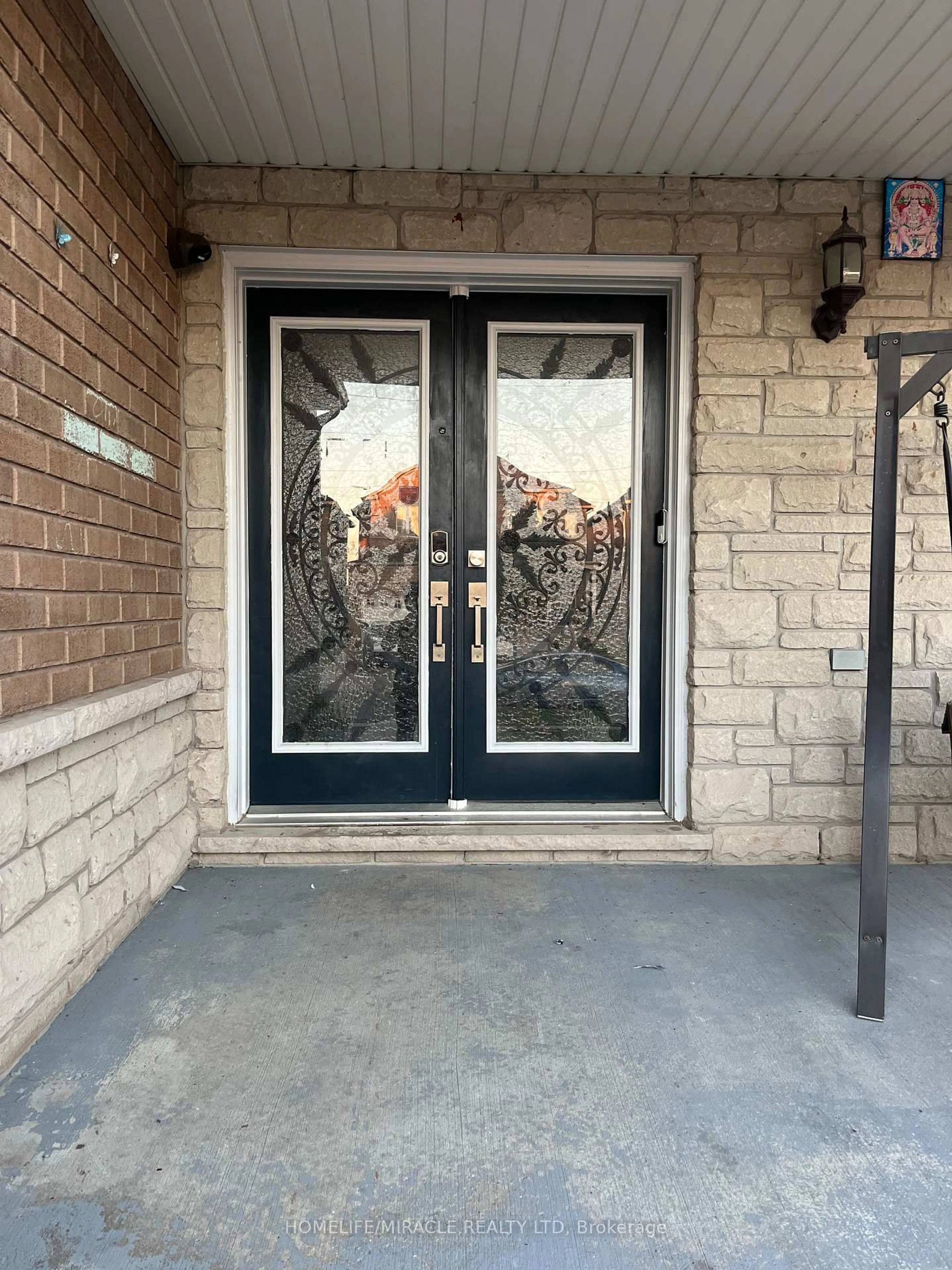 Indoor entryway for 24 Roundstone Dr, Brampton Ontario L6X 0K7