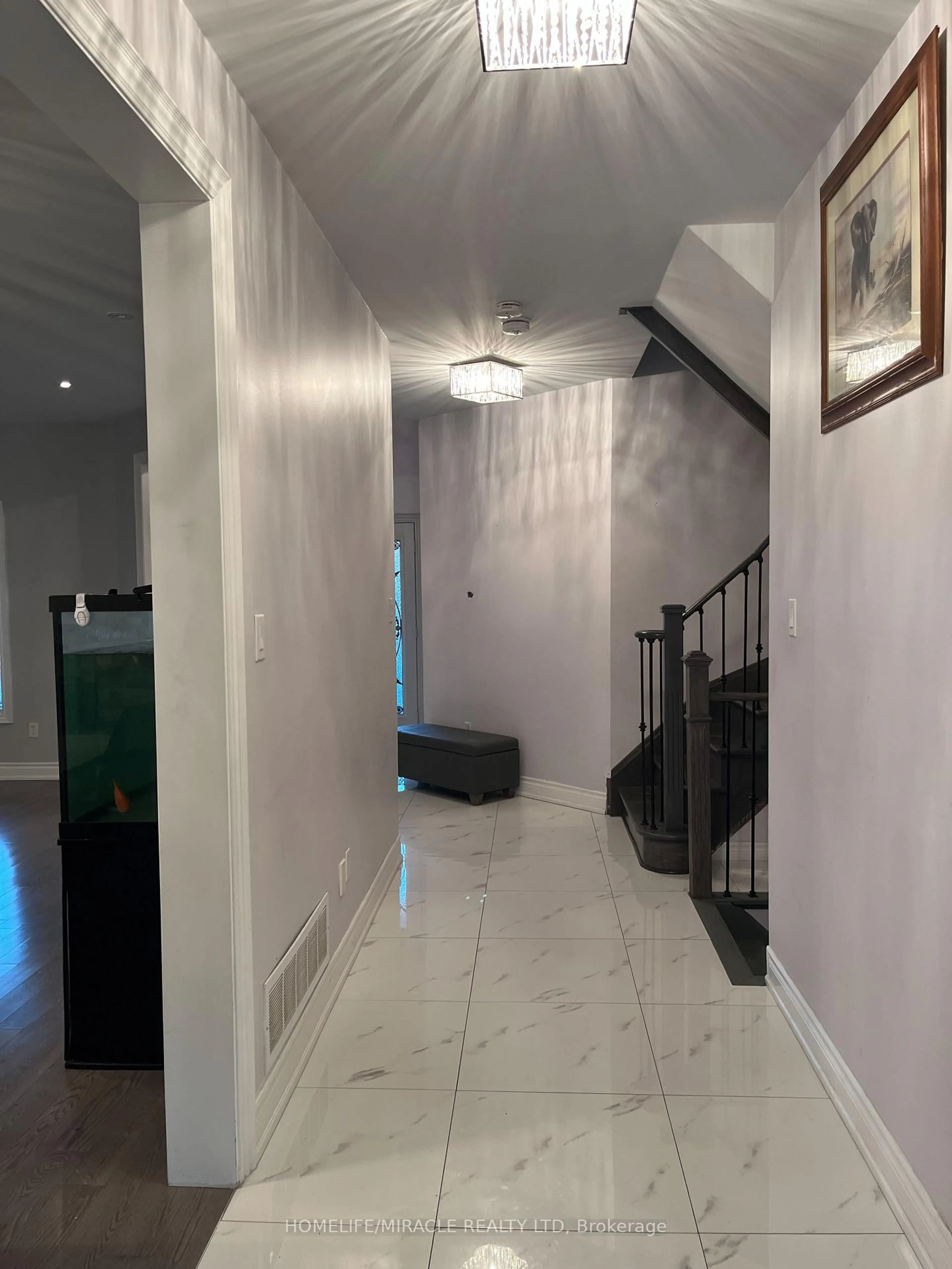 Indoor foyer for 24 Roundstone Dr, Brampton Ontario L6X 0K7