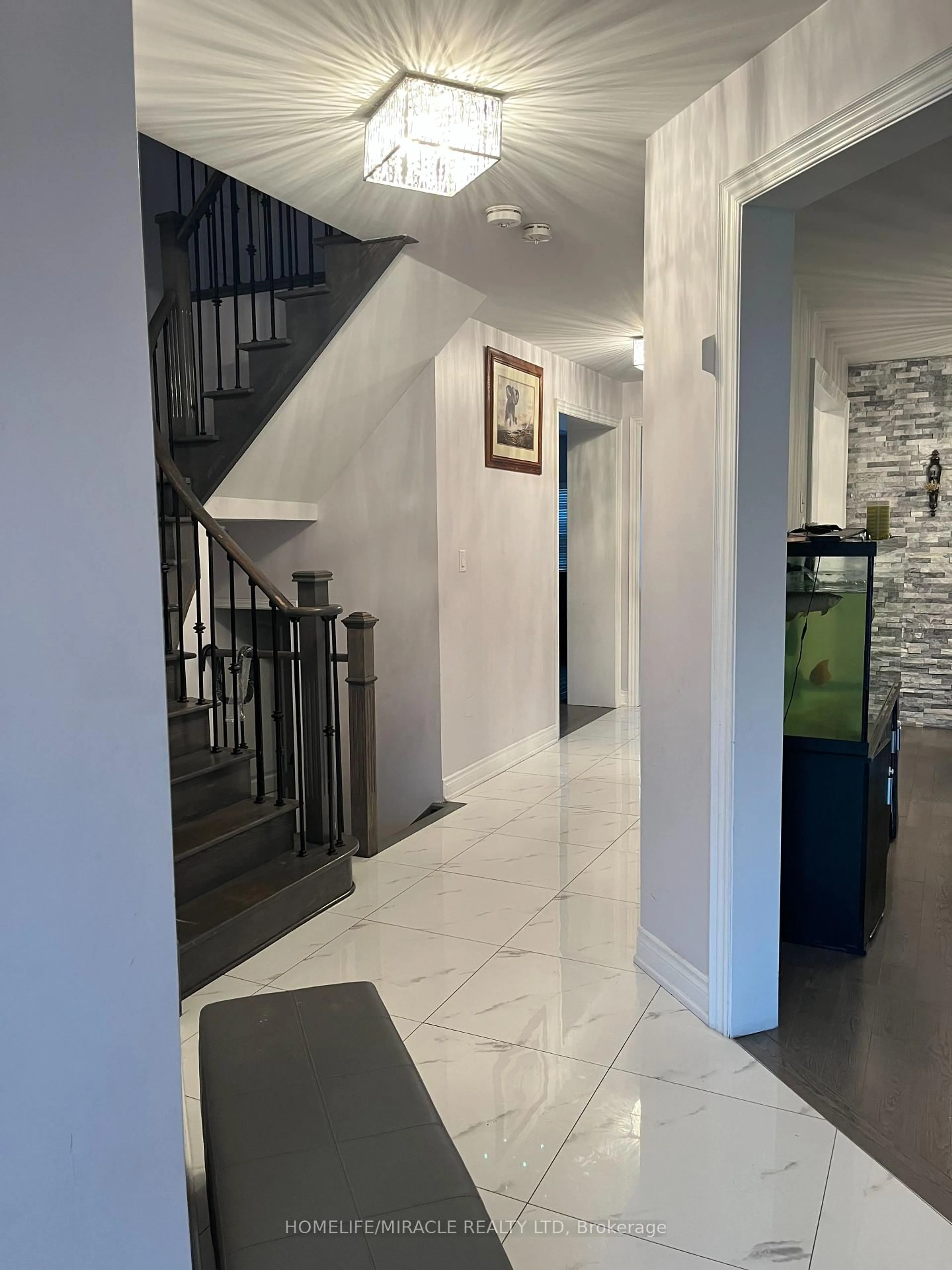 Indoor foyer for 24 Roundstone Dr, Brampton Ontario L6X 0K7