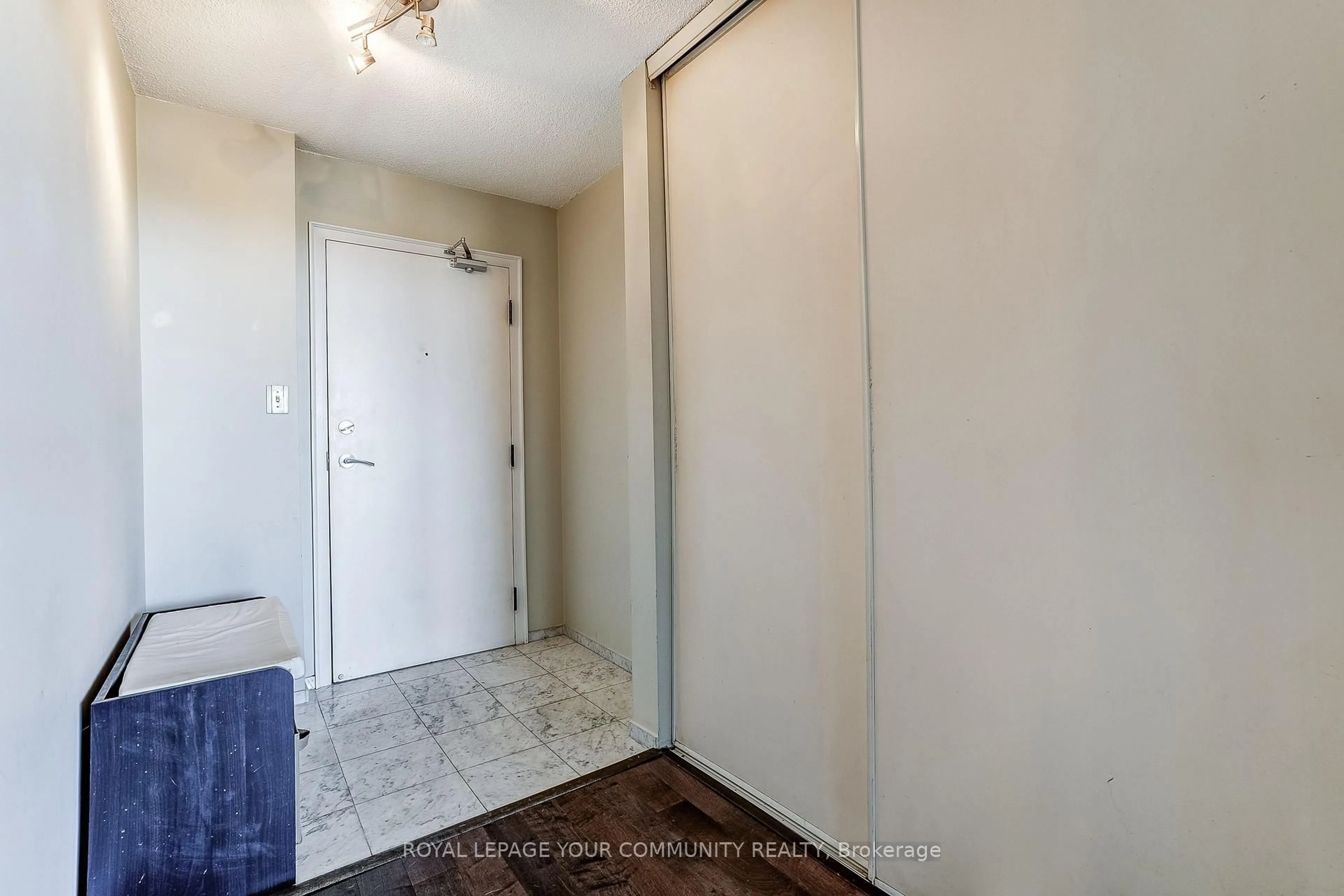 Indoor entryway for 350 Webb Dr #1208, Mississauga Ontario L5B 3W4