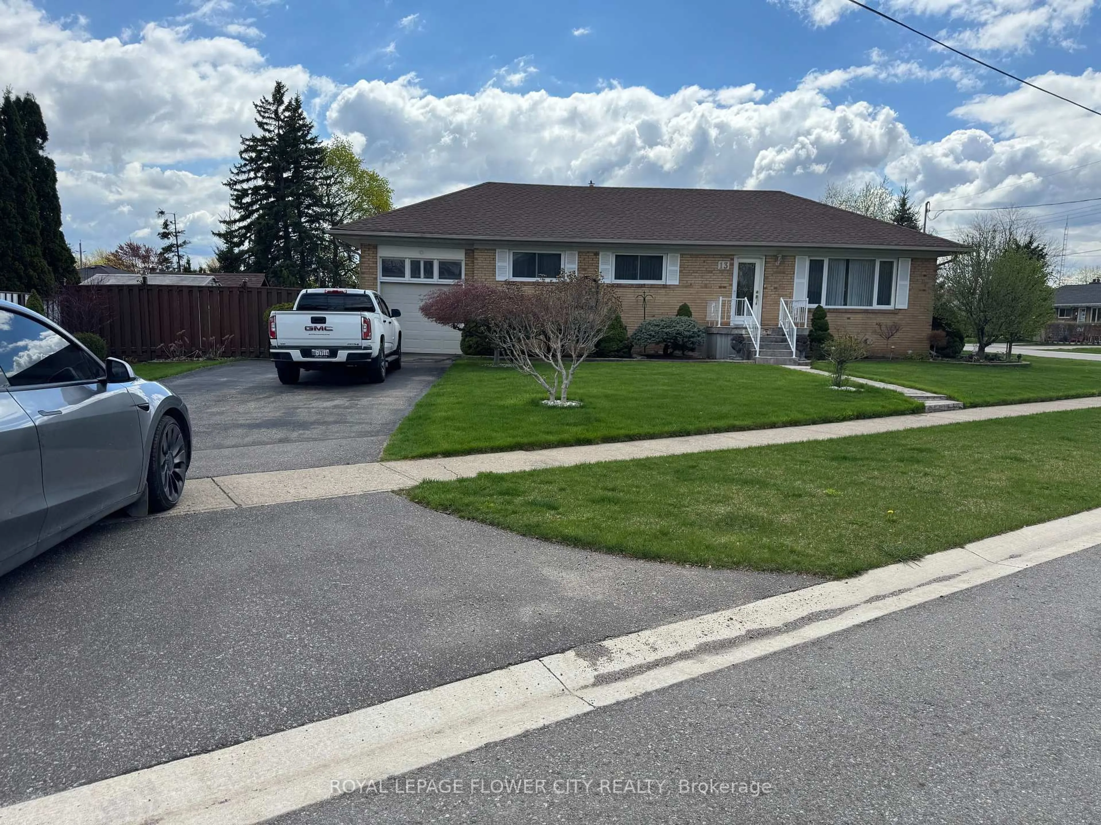 A pic from outside/outdoor area/front of a property/back of a property/a pic from drone, street for 13 Bairstow Cres, Halton Hills Ontario L7G 1L9