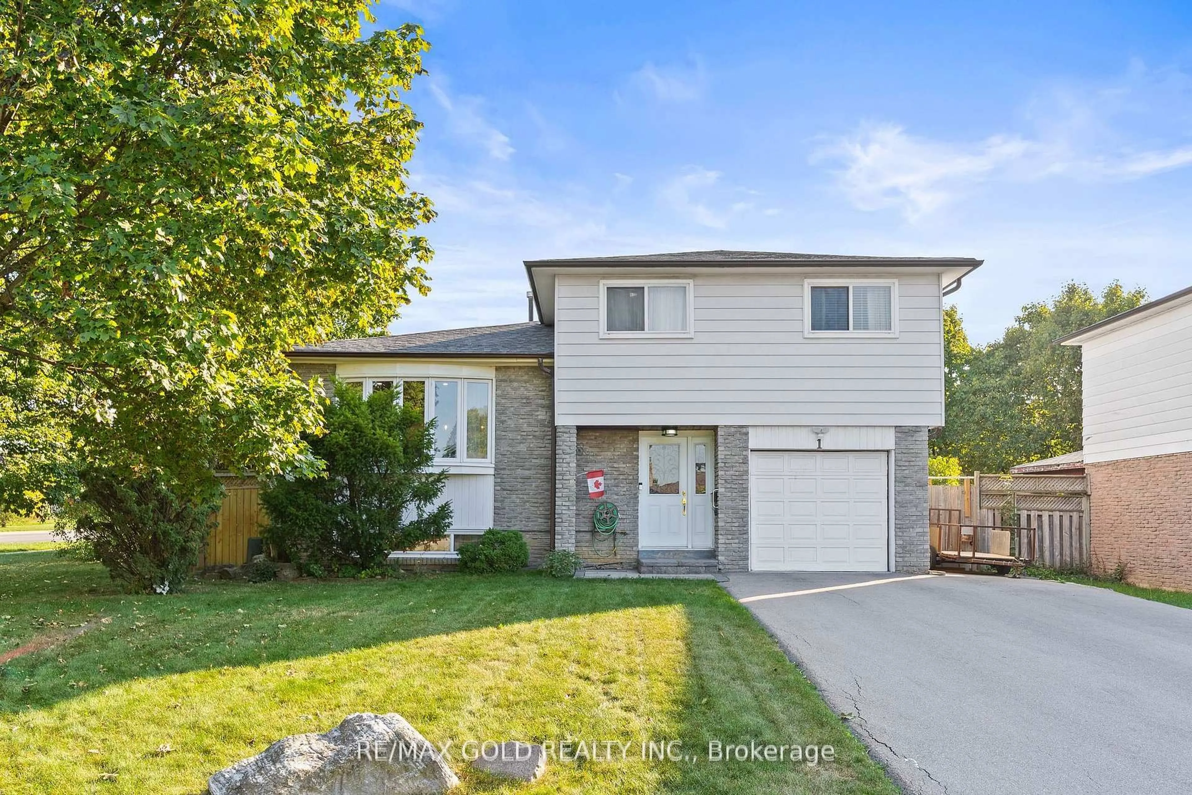 Home with vinyl exterior material, street for 1 Greenbriar Rd, Brampton Ontario L6S 1V4