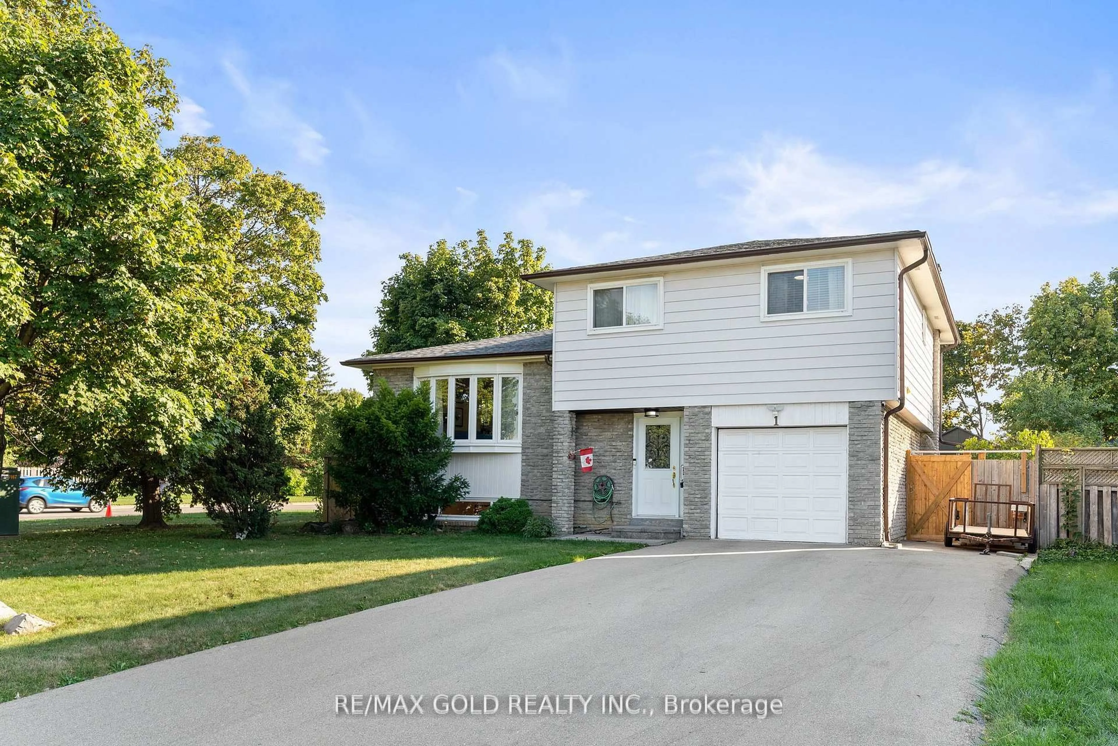 A pic from outside/outdoor area/front of a property/back of a property/a pic from drone, street for 1 Greenbriar Rd, Brampton Ontario L6S 1V4