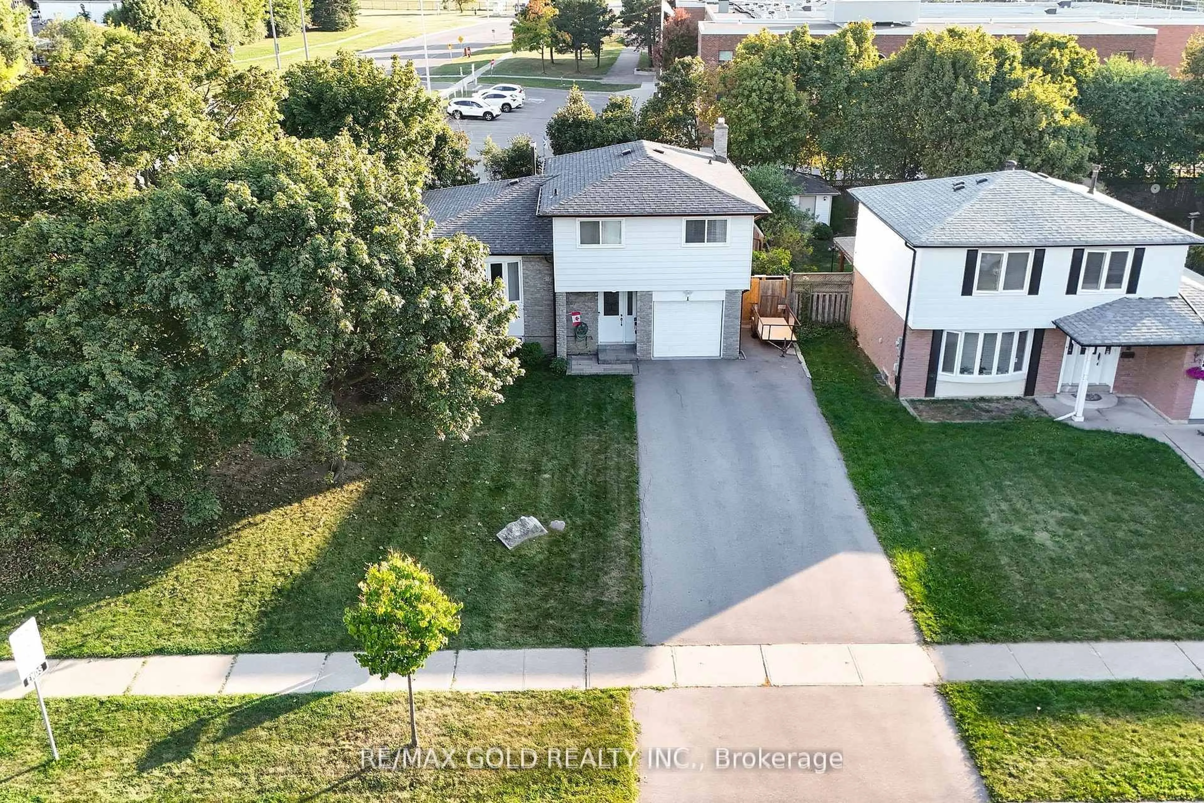 A pic from outside/outdoor area/front of a property/back of a property/a pic from drone, street for 1 Greenbriar Rd, Brampton Ontario L6S 1V4