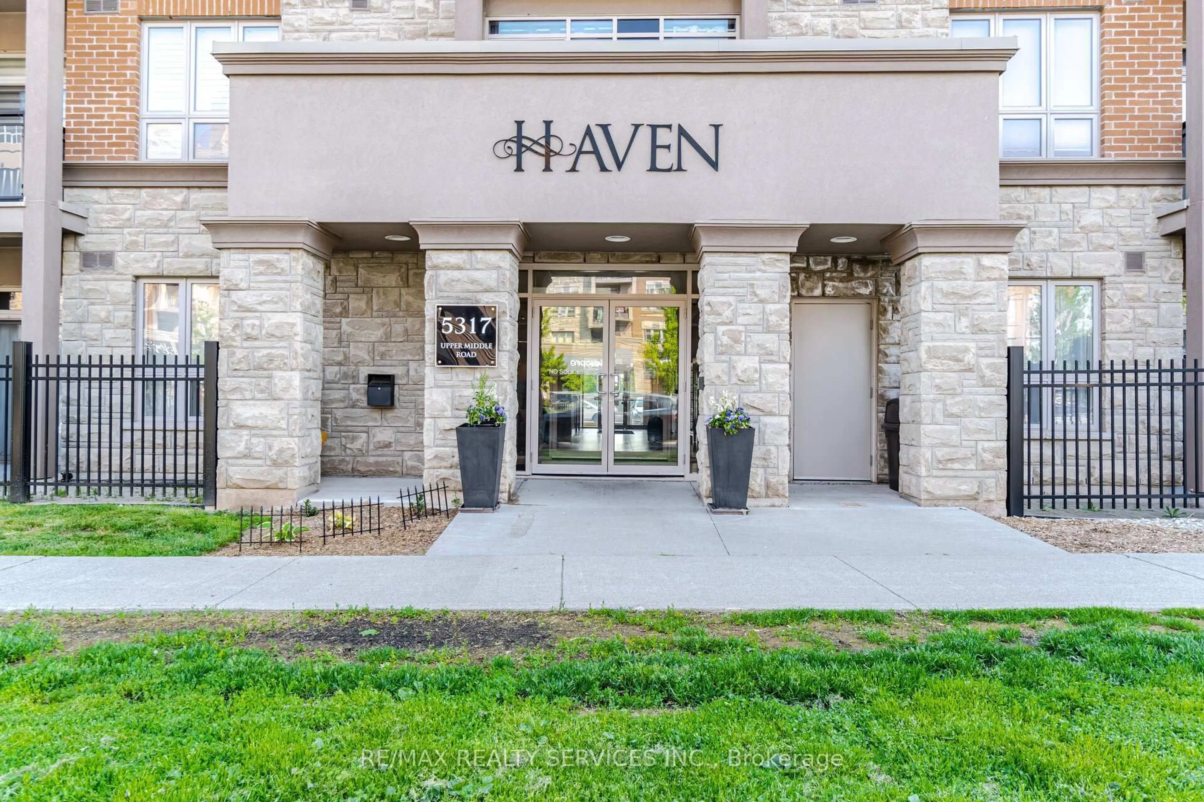 Indoor foyer for 5317 Upper Middle Rd #112, Burlington Ontario L7L 7B3
