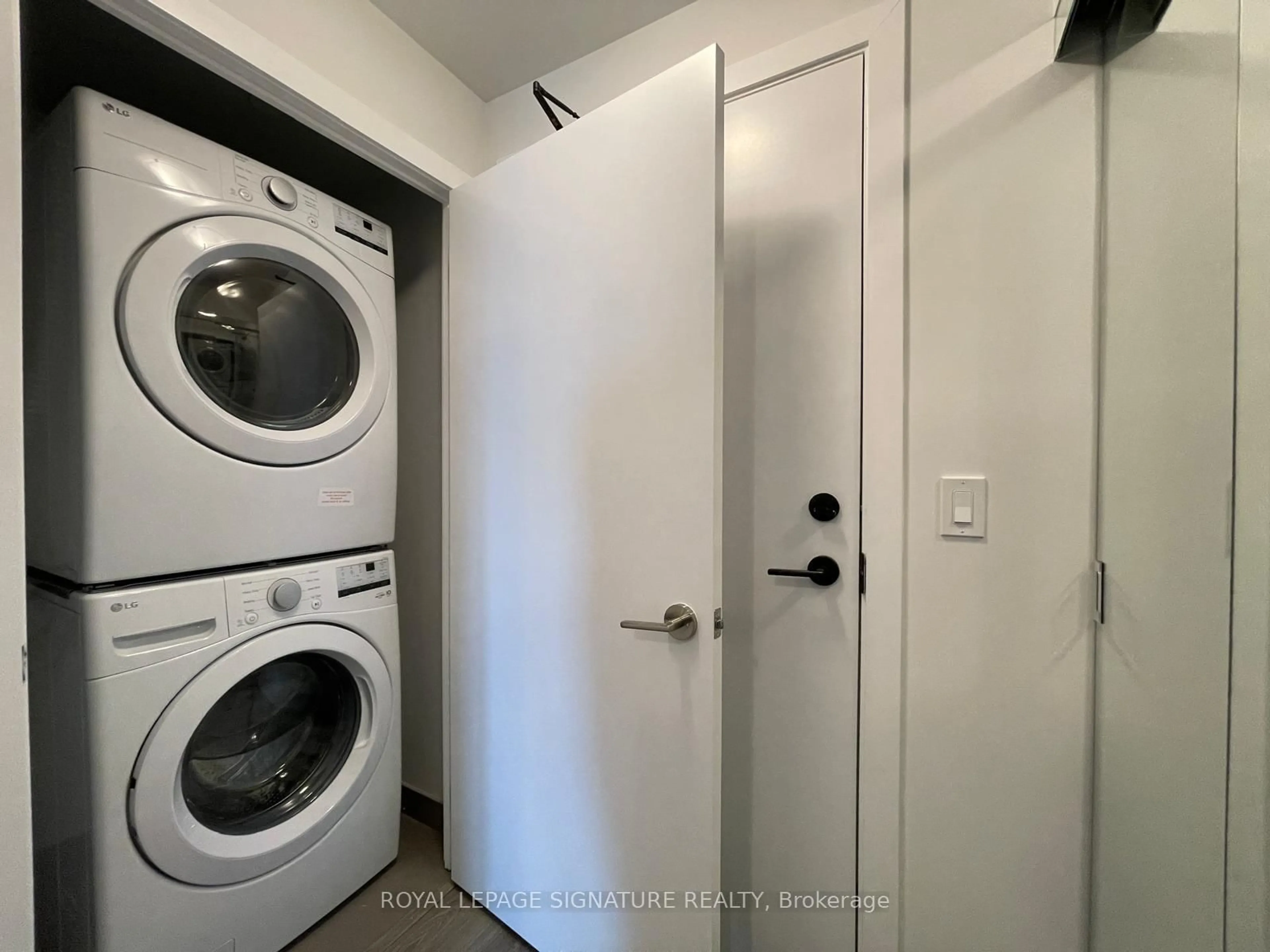 Laundry room for 4130 Parkside Village Dr #1803, Mississauga Ontario L5B 0L7