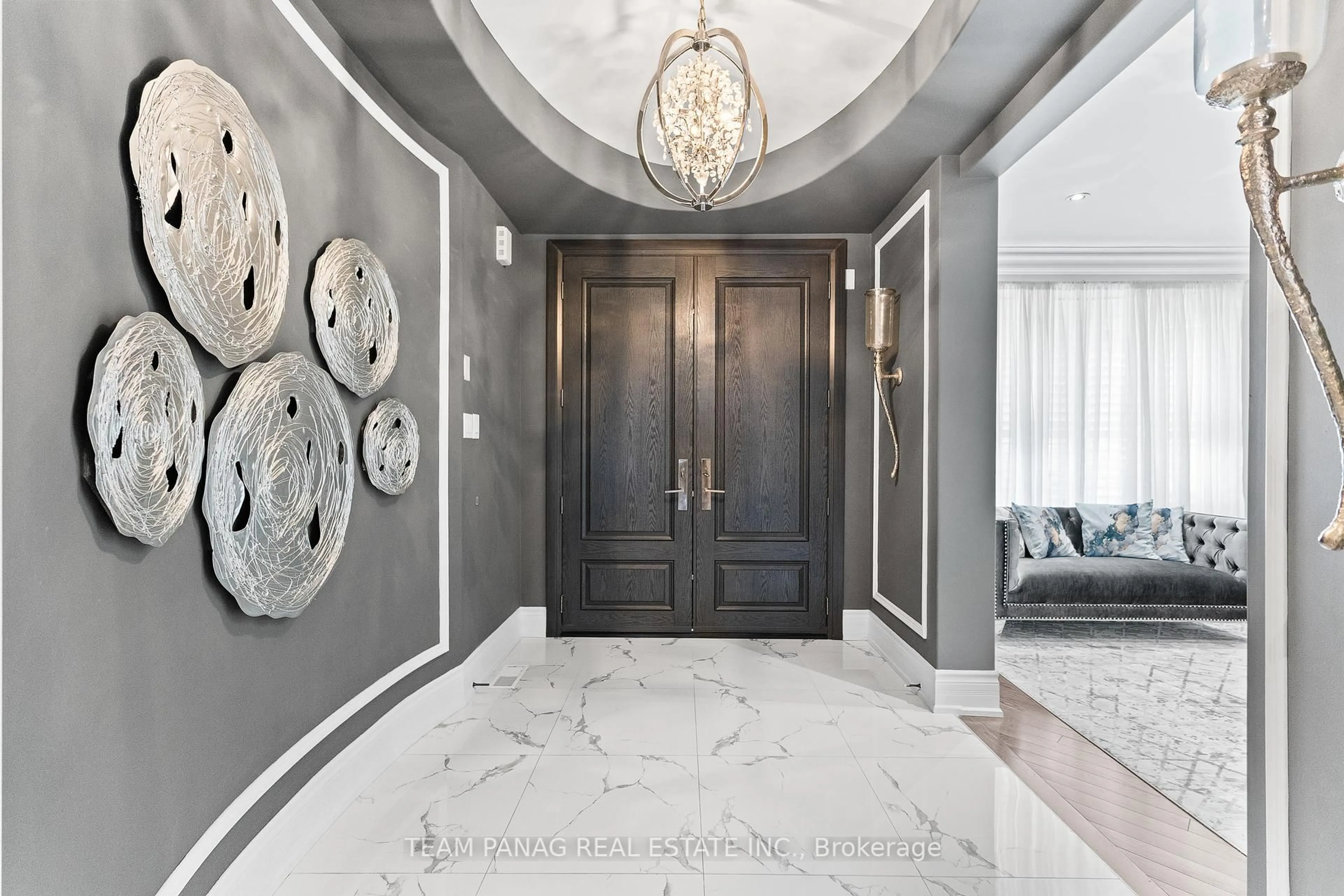 Indoor foyer for 21 Lauderhill Rd, Brampton Ontario L6P 2Z1
