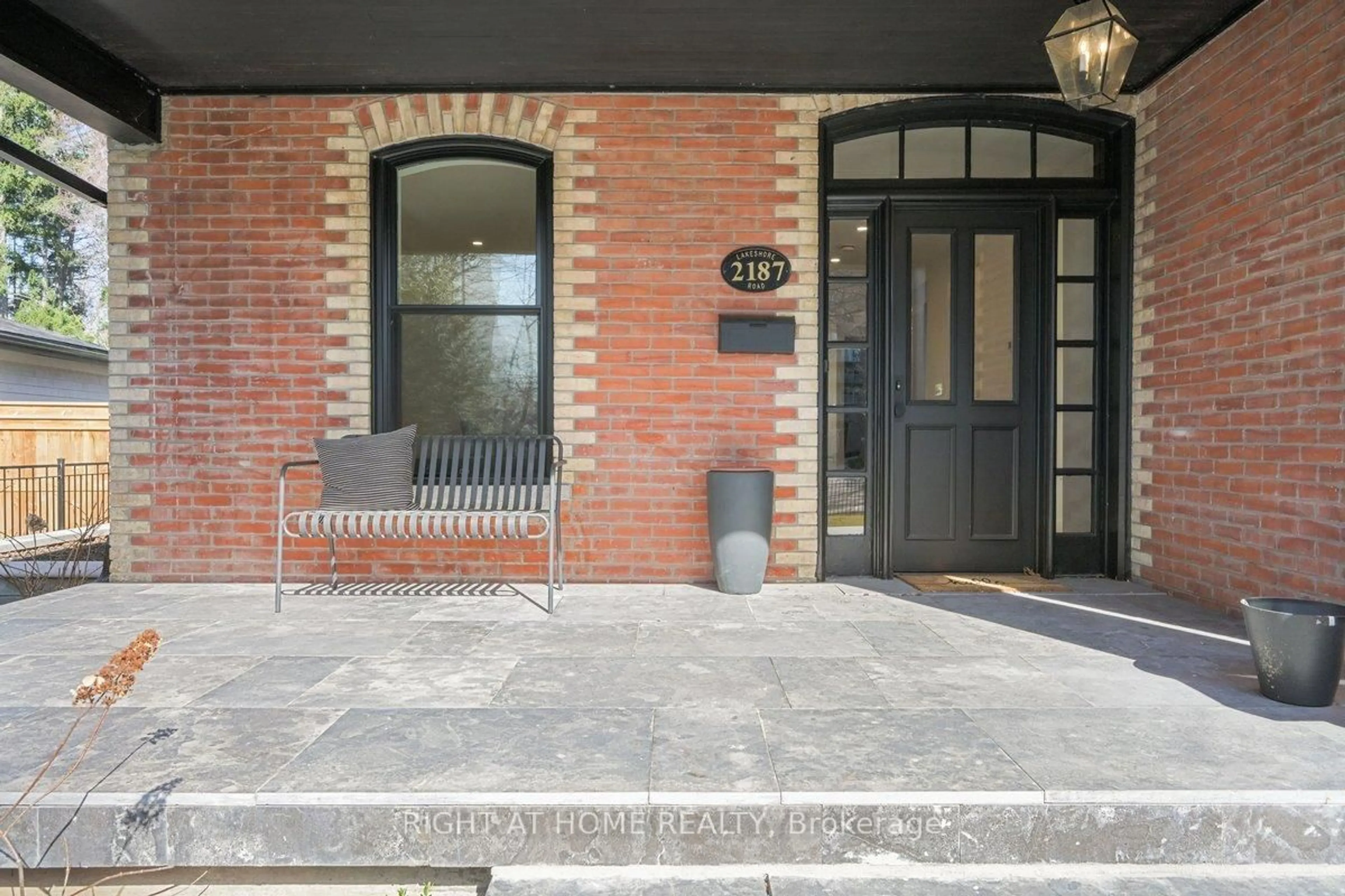 Indoor entryway for 2187 Lakeshore Rd, Burlington Ontario L7R 1A5