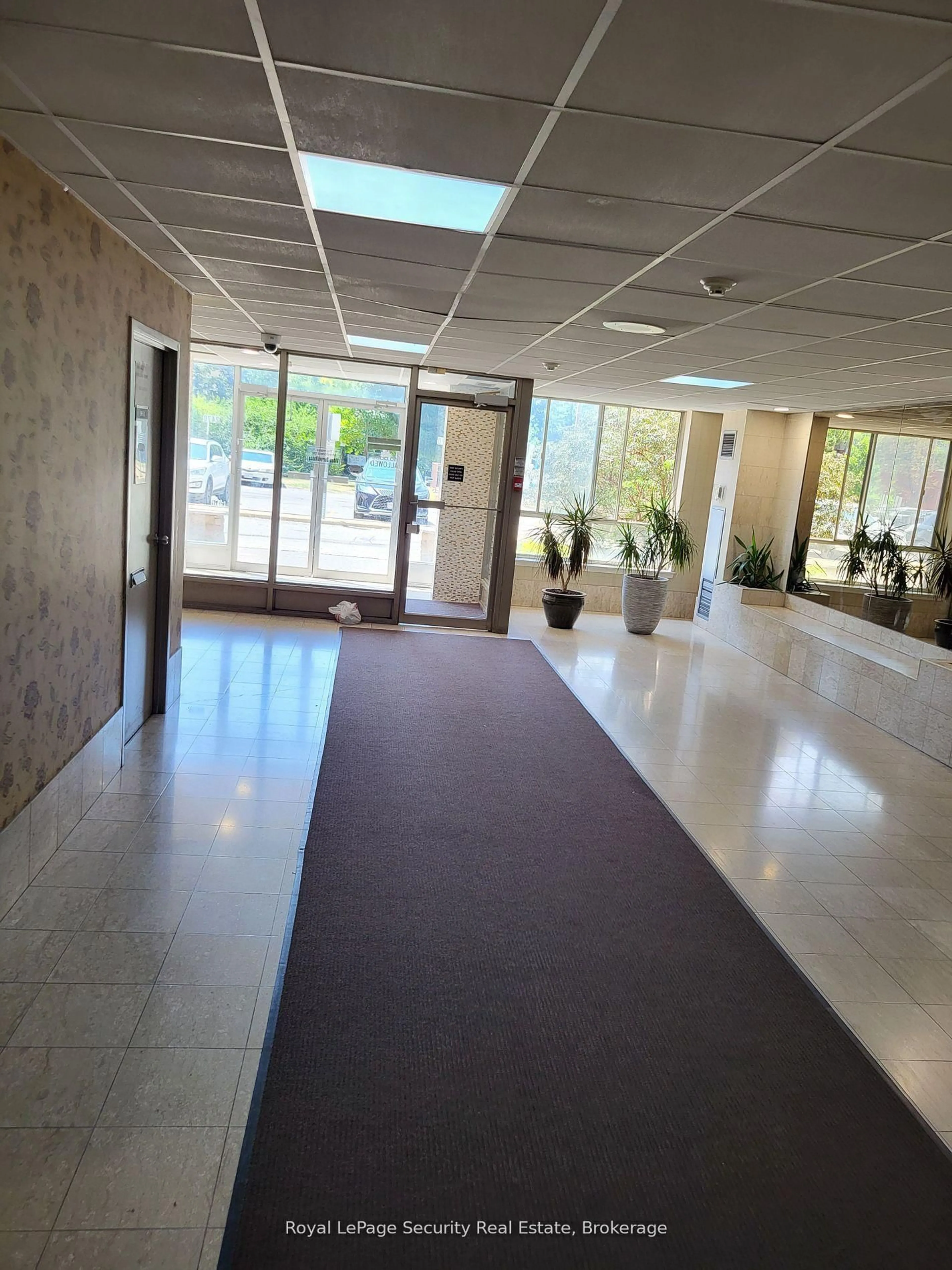 Indoor foyer for 2470 Eglinton Ave #605, Toronto Ontario M6M 5E7