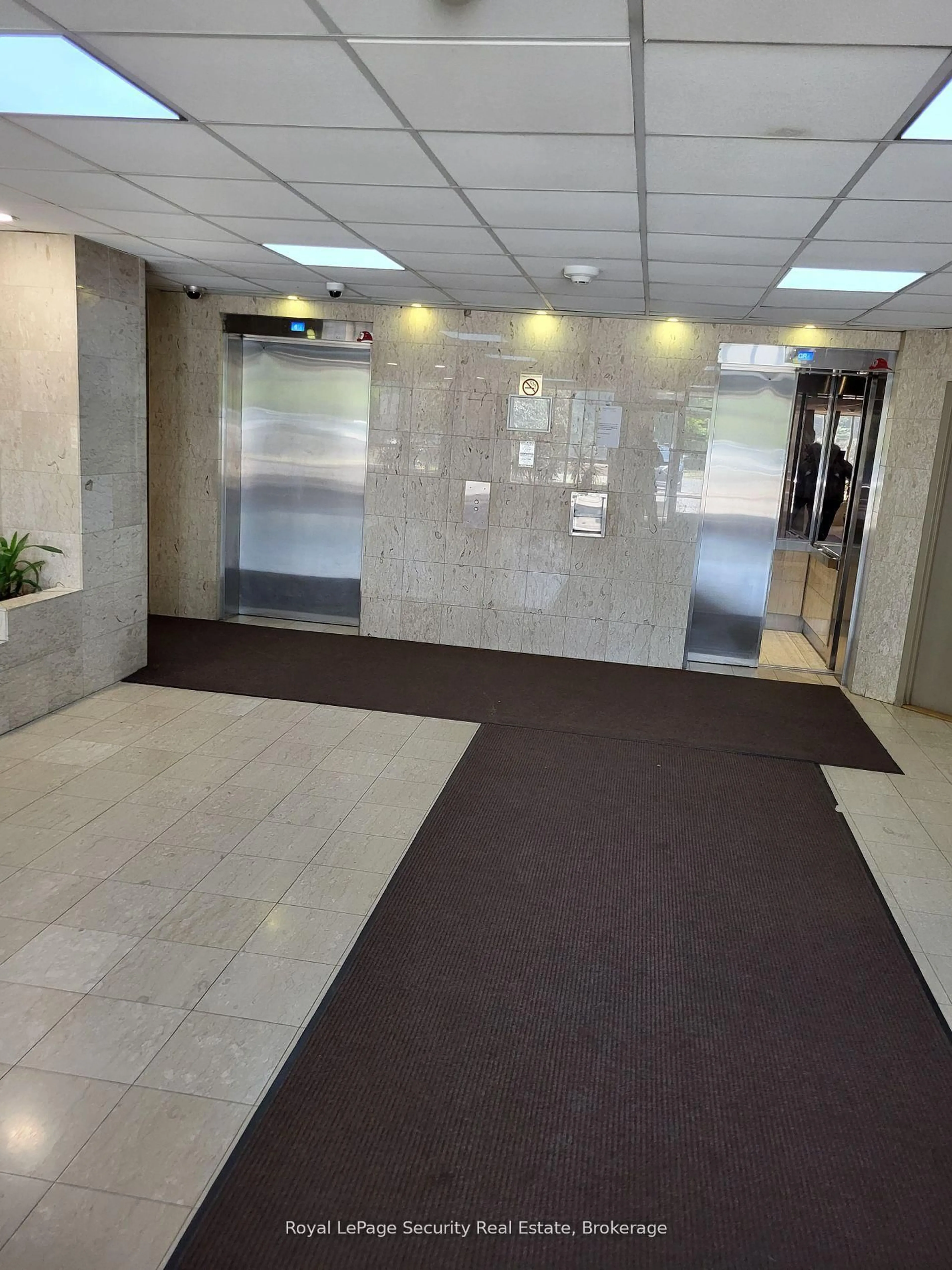 Indoor foyer for 2470 Eglinton Ave #605, Toronto Ontario M6M 5E7