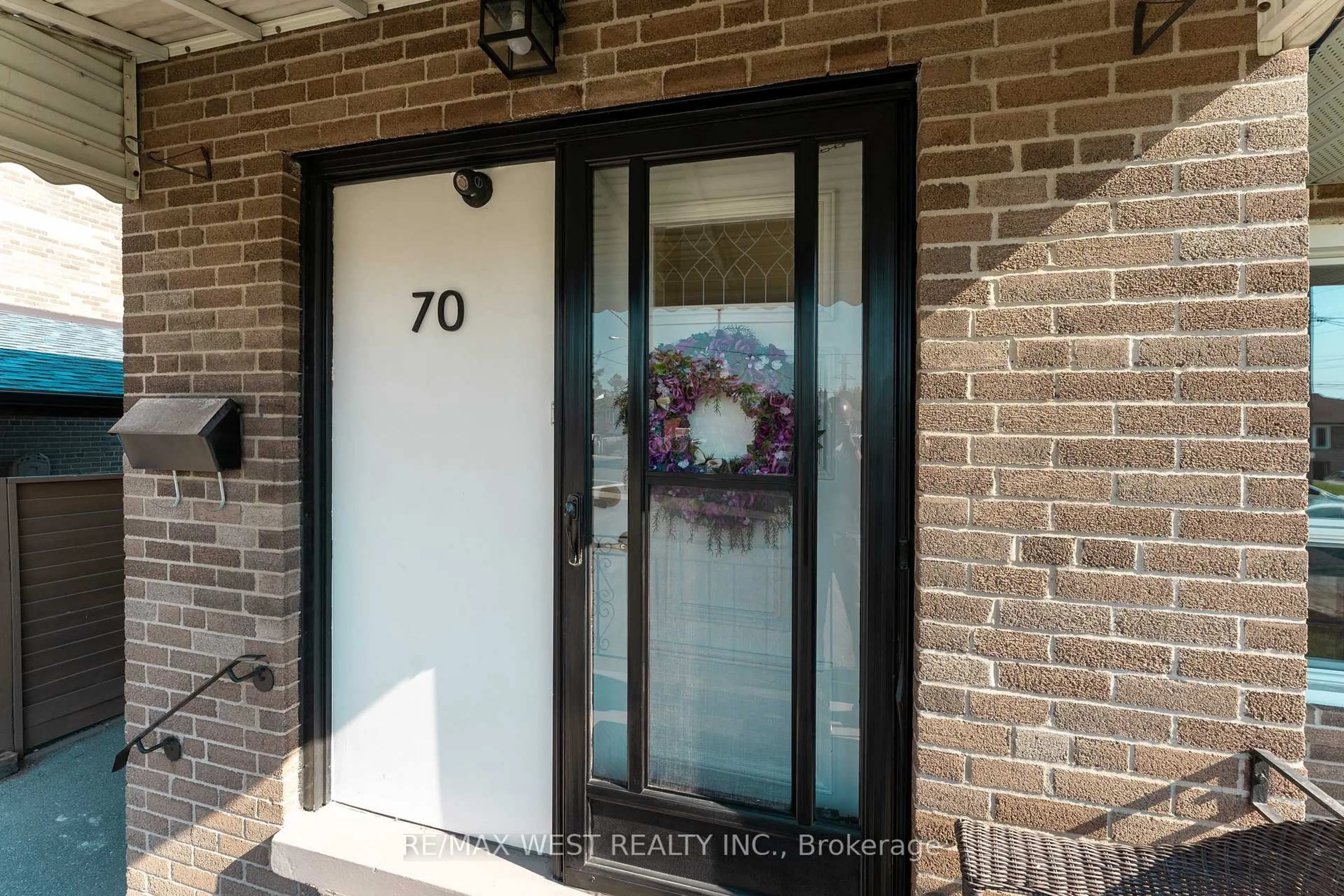 Indoor entryway for 70 Wheatsheaf Cres, Toronto Ontario M3N 1P6