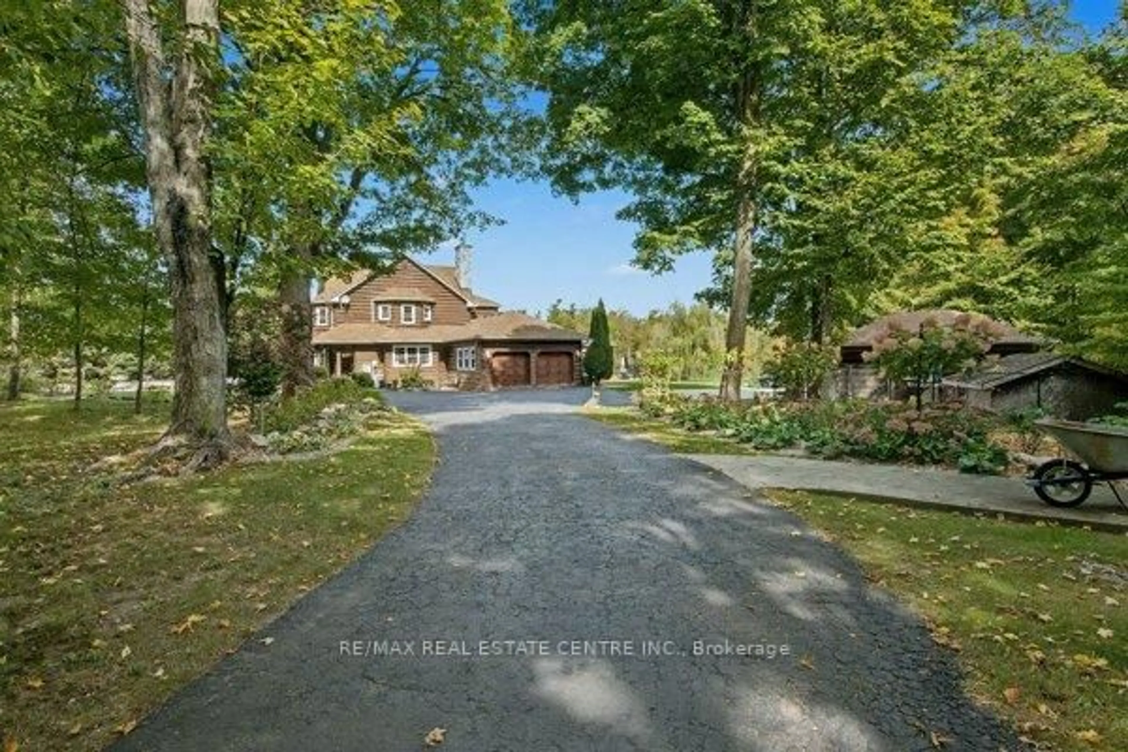 A pic from outside/outdoor area/front of a property/back of a property/a pic from drone, street for 16 Deer Run Cres, Halton Hills Ontario L7J 2L7