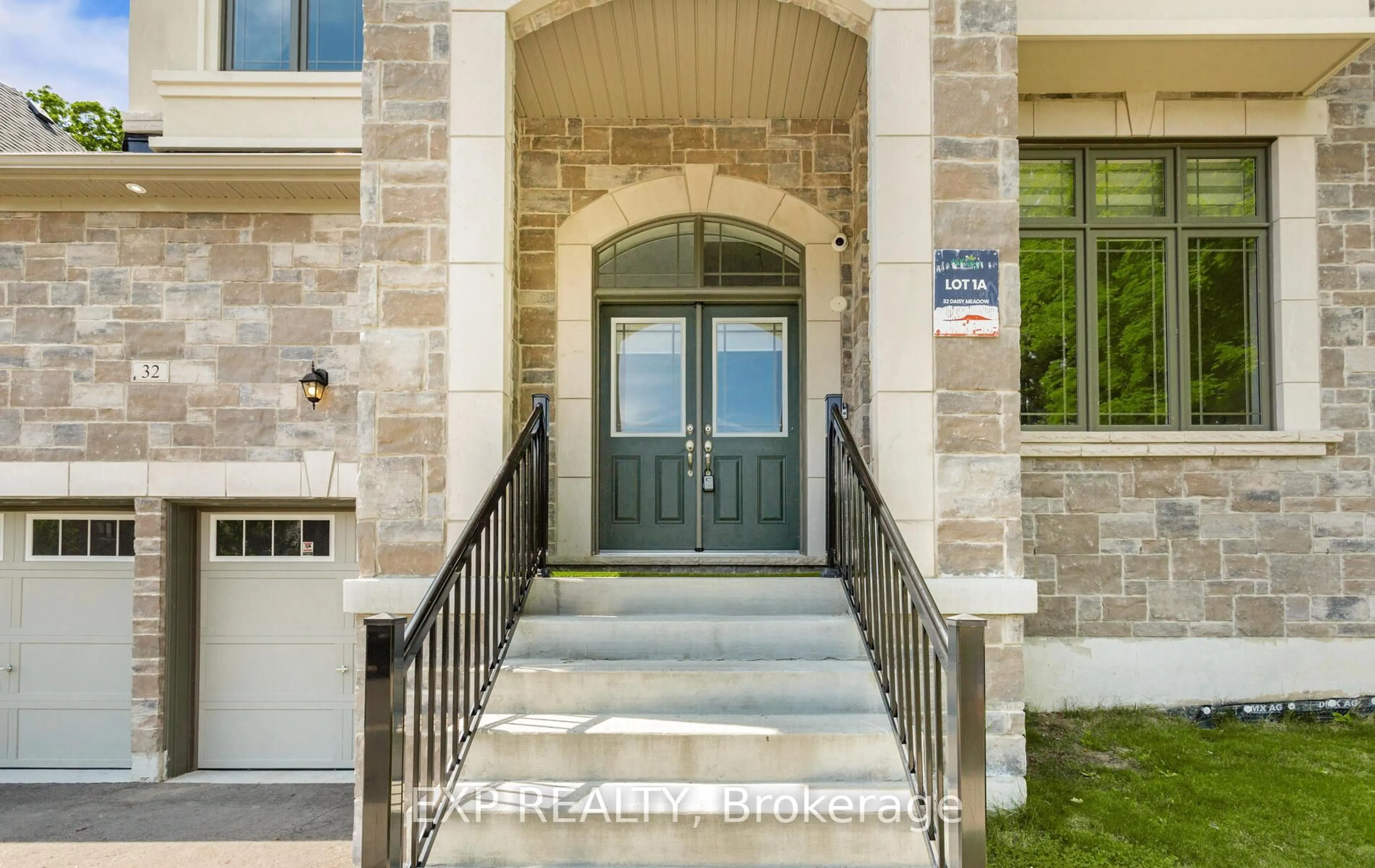 Indoor entryway for 32 Daisy Meadow Cres, Caledon Ontario L7C 3A3