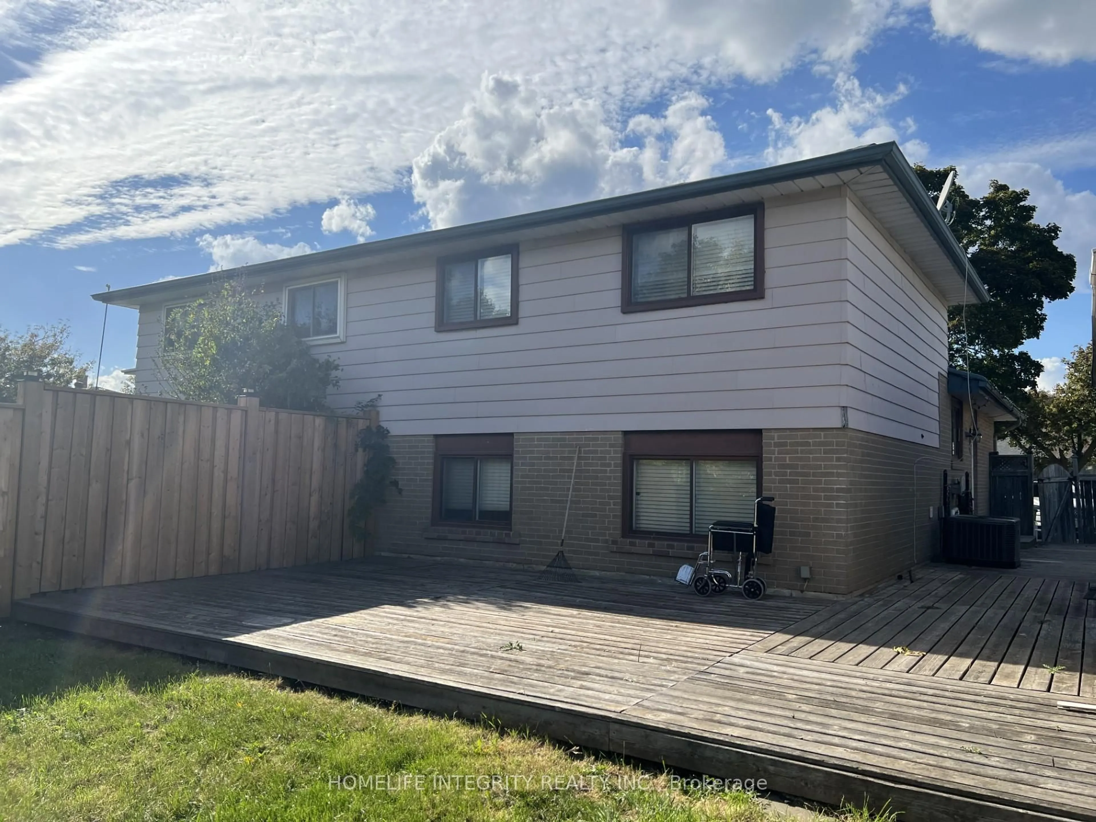 A pic from outside/outdoor area/front of a property/back of a property/a pic from drone, unknown for 163 Archdekin Dr, Brampton Ontario L6V 1Y8