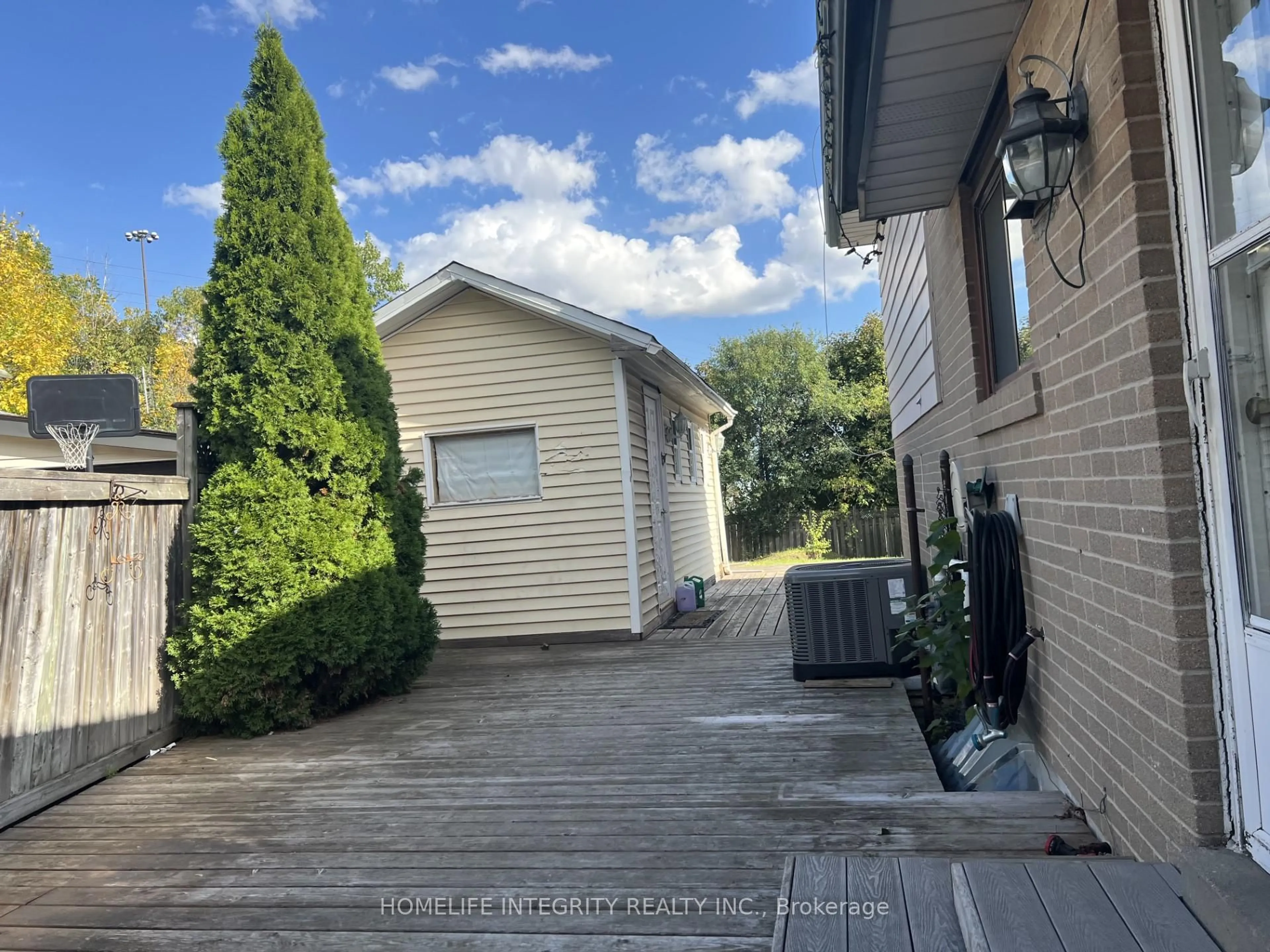 A pic from outside/outdoor area/front of a property/back of a property/a pic from drone, unknown for 163 Archdekin Dr, Brampton Ontario L6V 1Y8