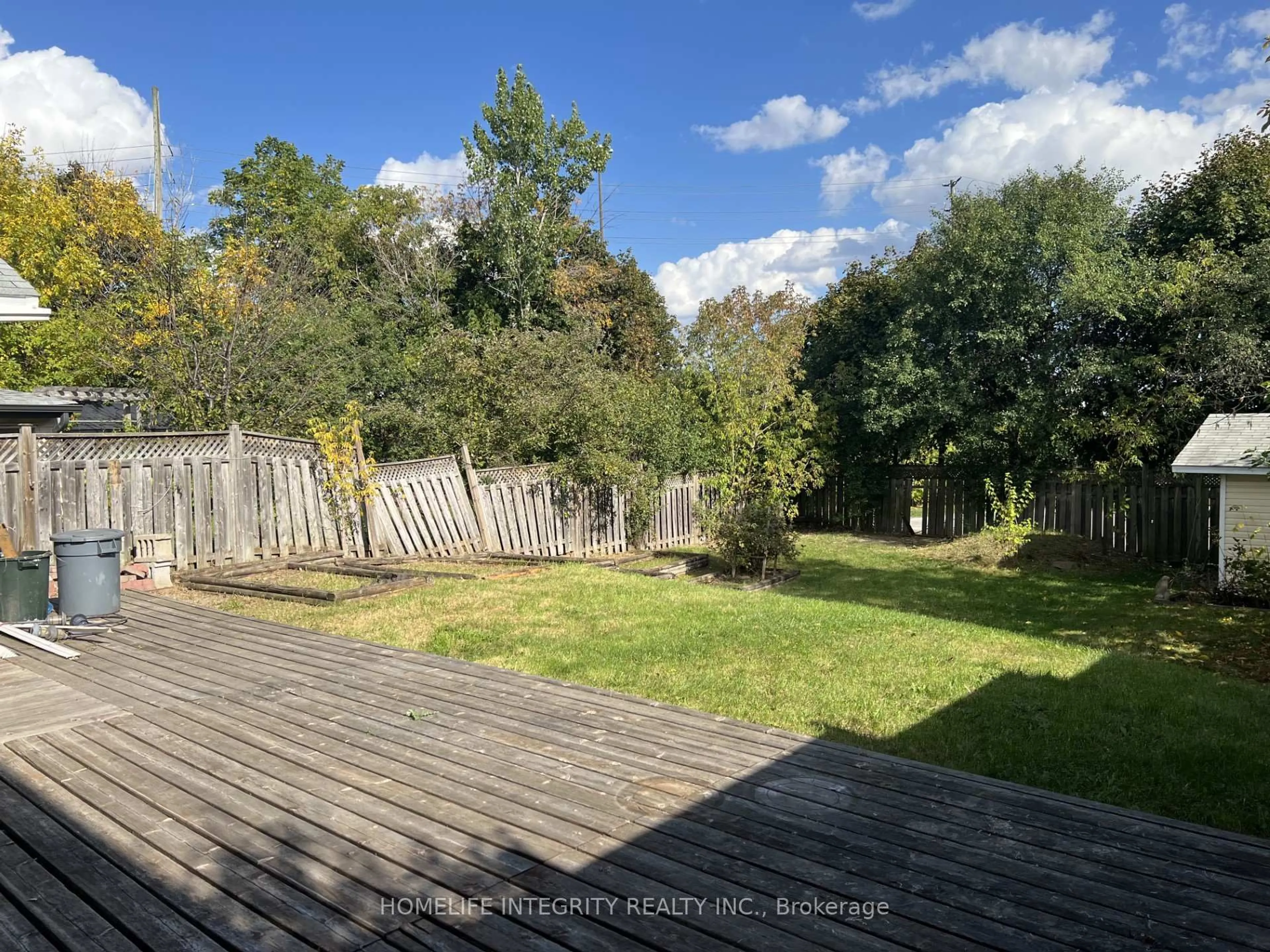 A pic from outside/outdoor area/front of a property/back of a property/a pic from drone, forest/trees view for 163 Archdekin Dr, Brampton Ontario L6V 1Y8