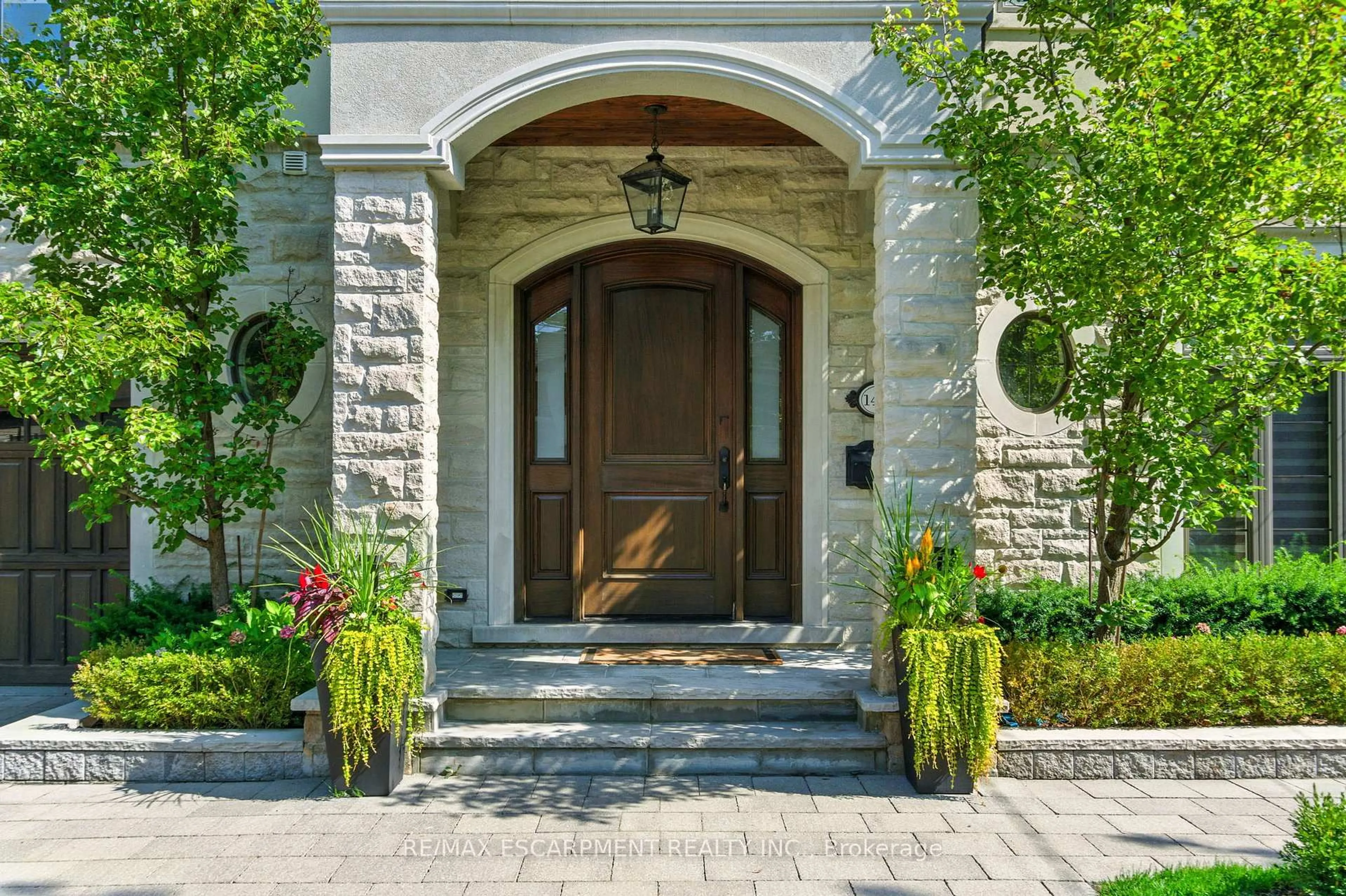 Indoor entryway for 1499 Trotwood Ave, Mississauga Ontario L5G 3Z8