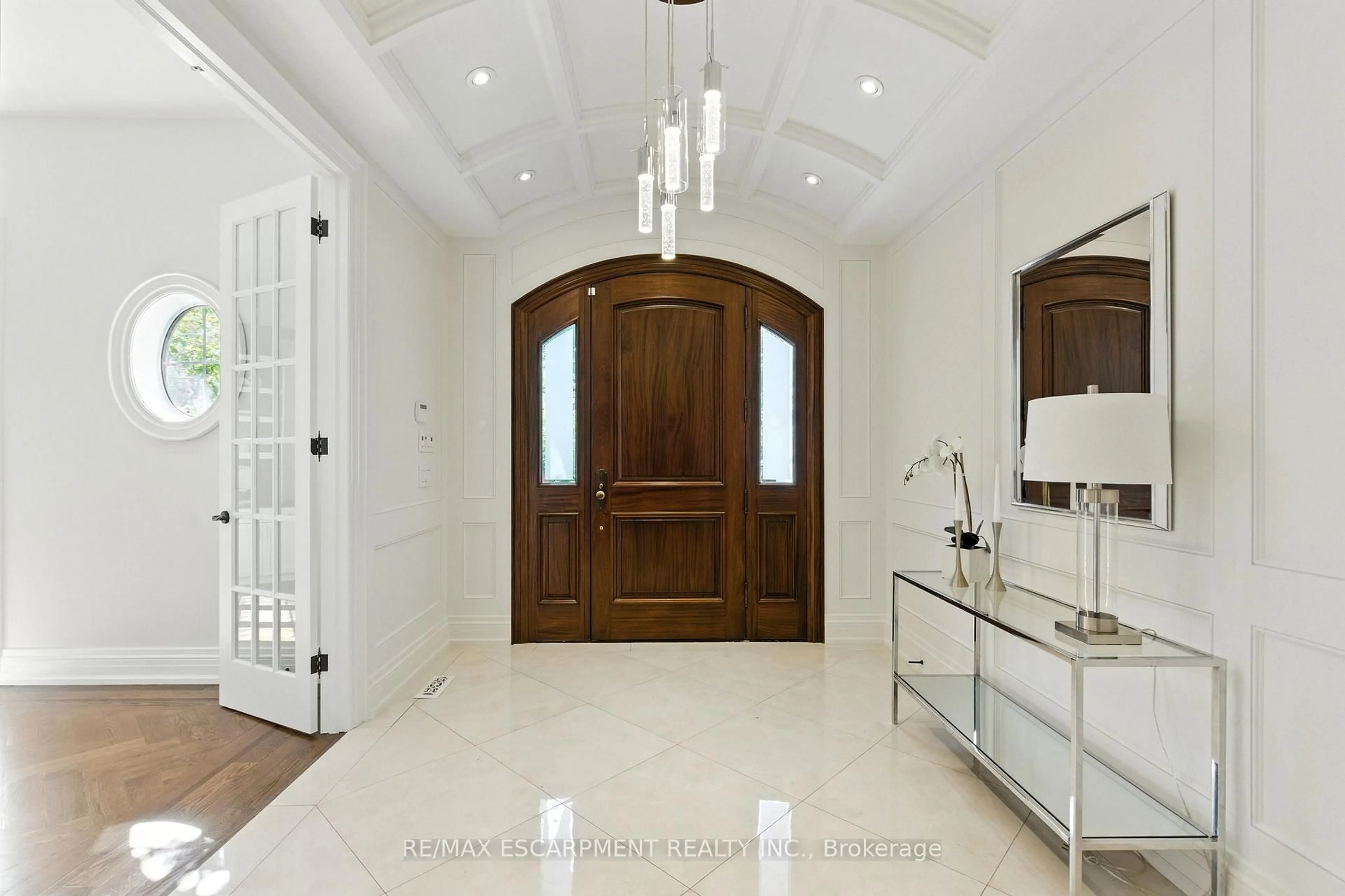 Indoor entryway for 1499 Trotwood Ave, Mississauga Ontario L5G 3Z8
