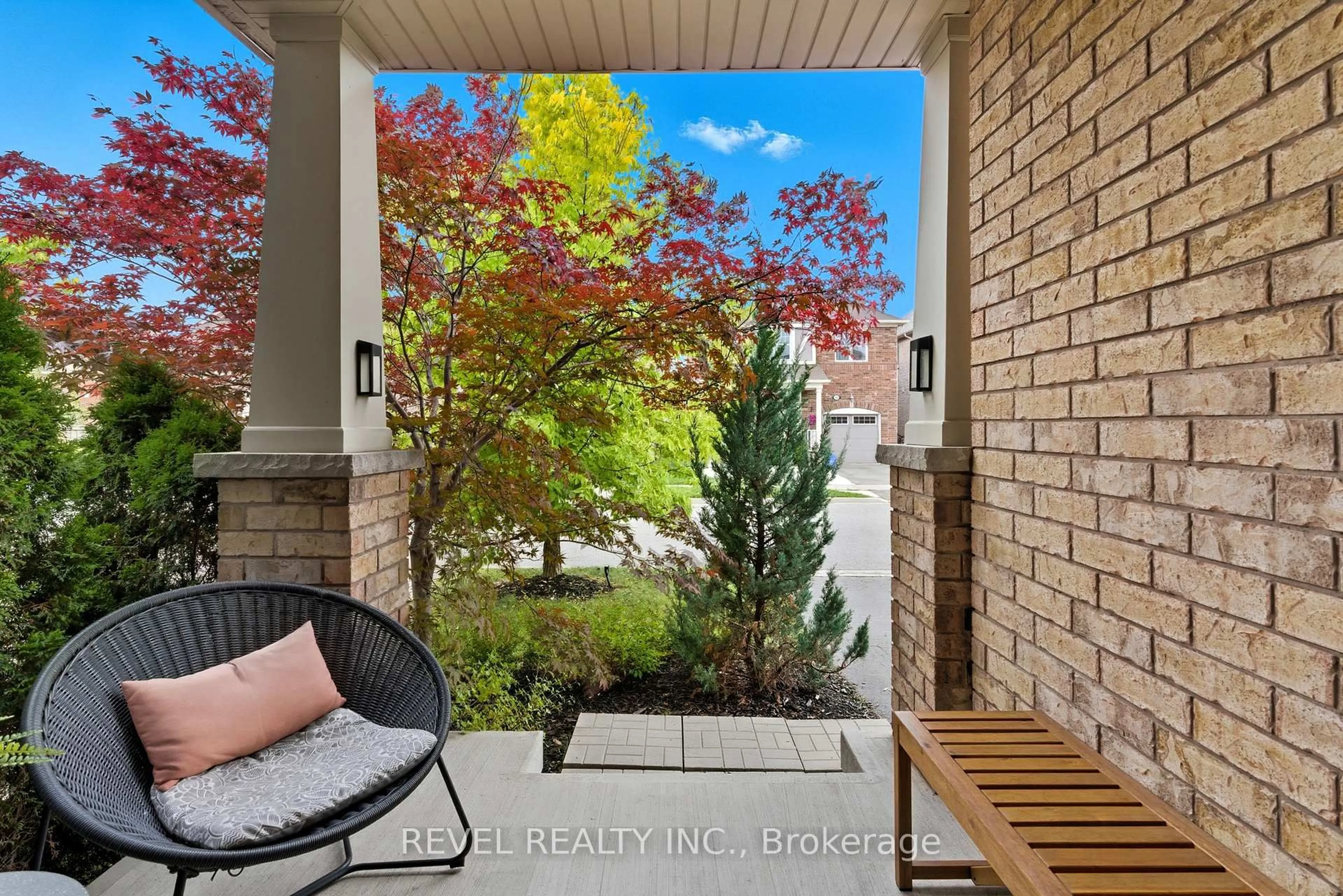 Indoor entryway for 390 Gosford Cres, Milton Ontario L9T 8G2