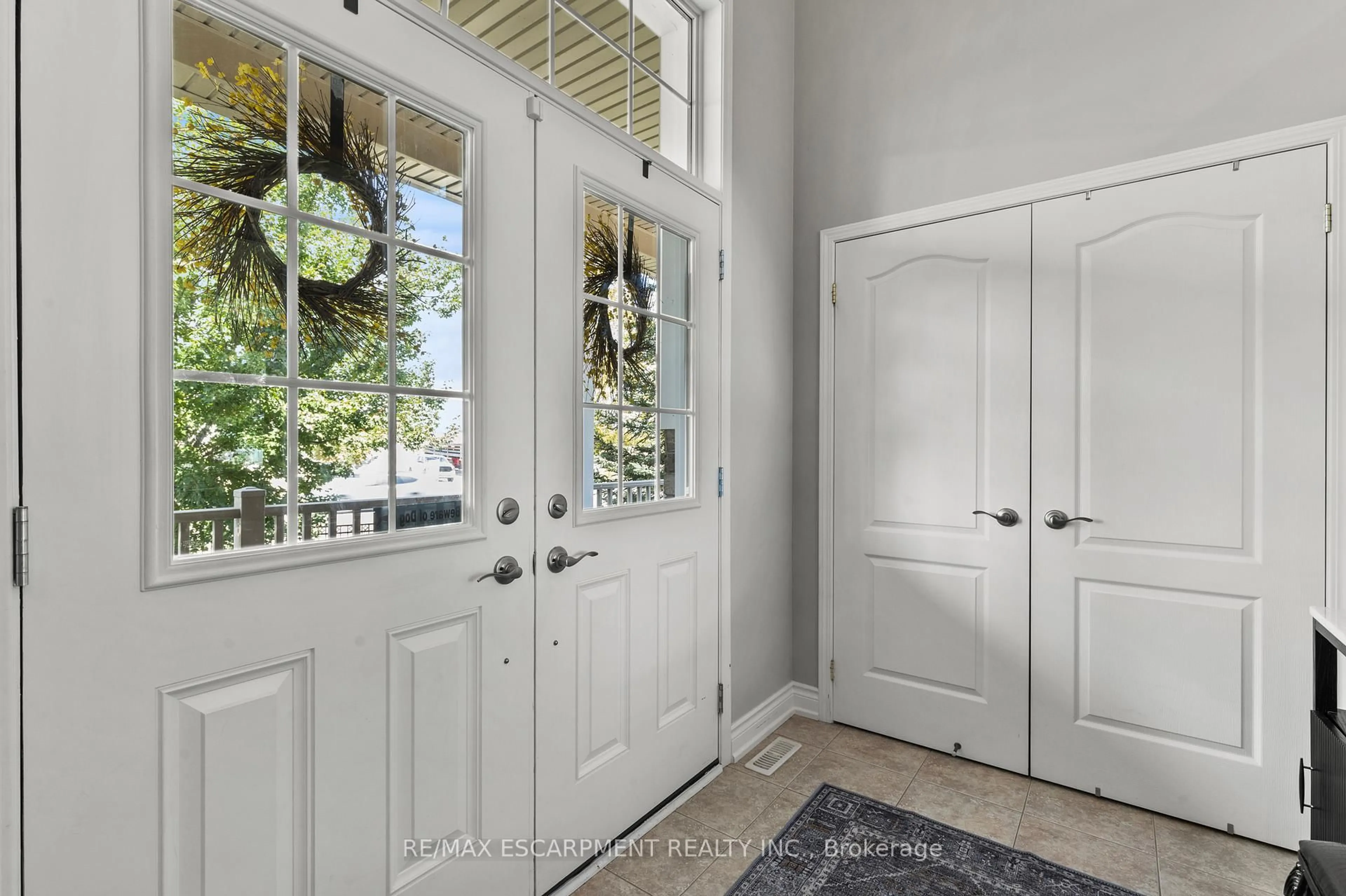 Indoor entryway for 4823 Thomas Alton Blvd #22, Burlington Ontario L7M 0V2