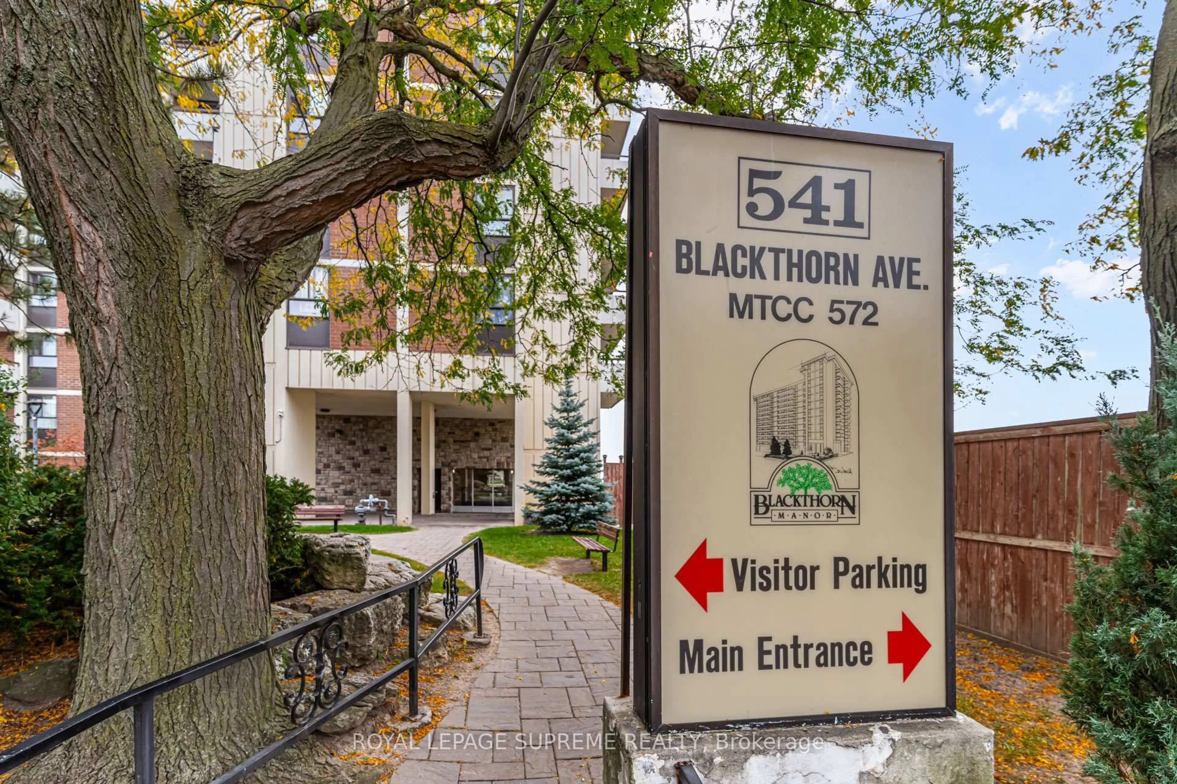 Indoor foyer for 541 Blackthorn Ave #206, Toronto Ontario M6M 5A6