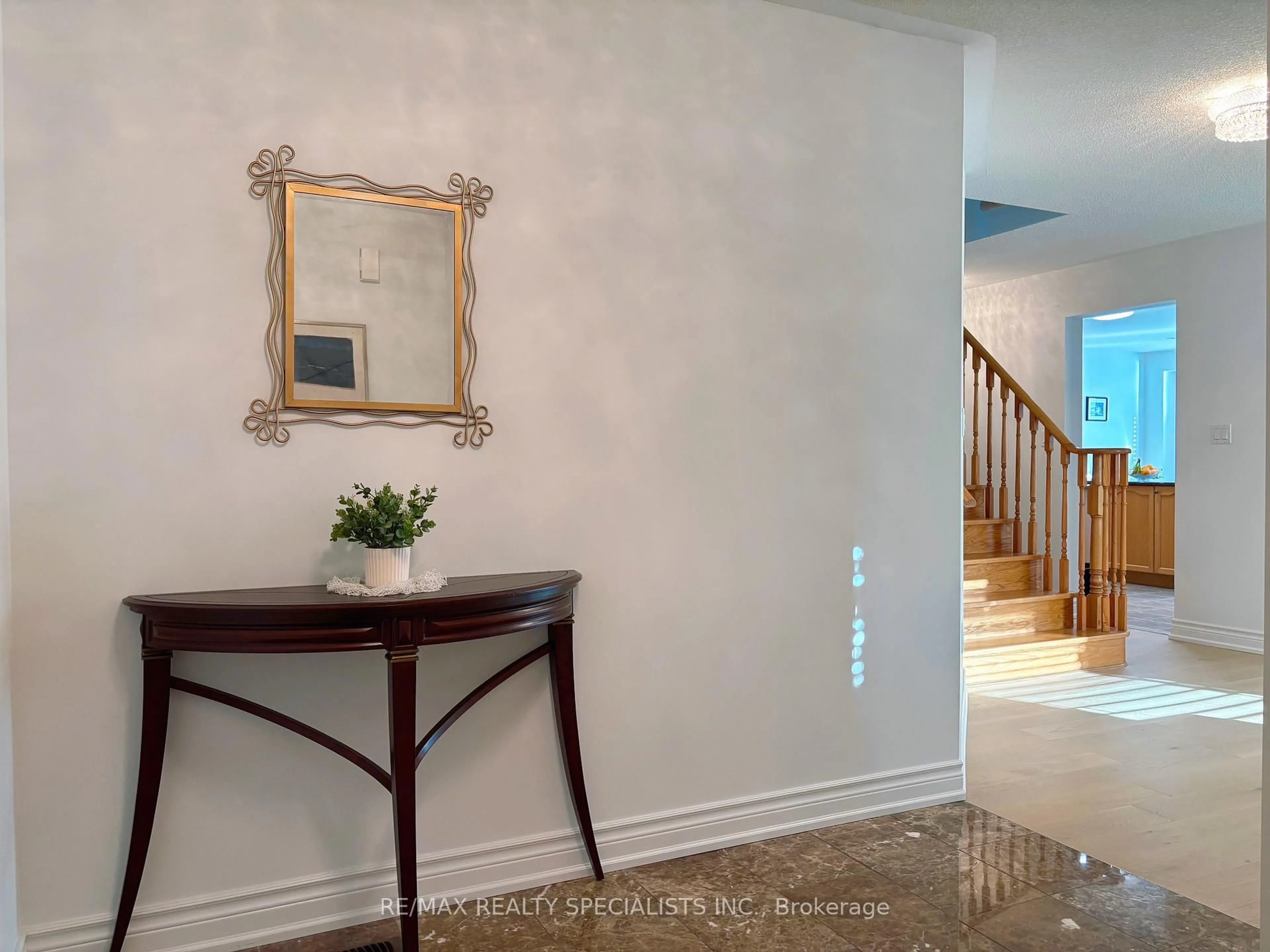 Indoor entryway for 796 Alliance Crt, Mississauga Ontario L5V 3C4
