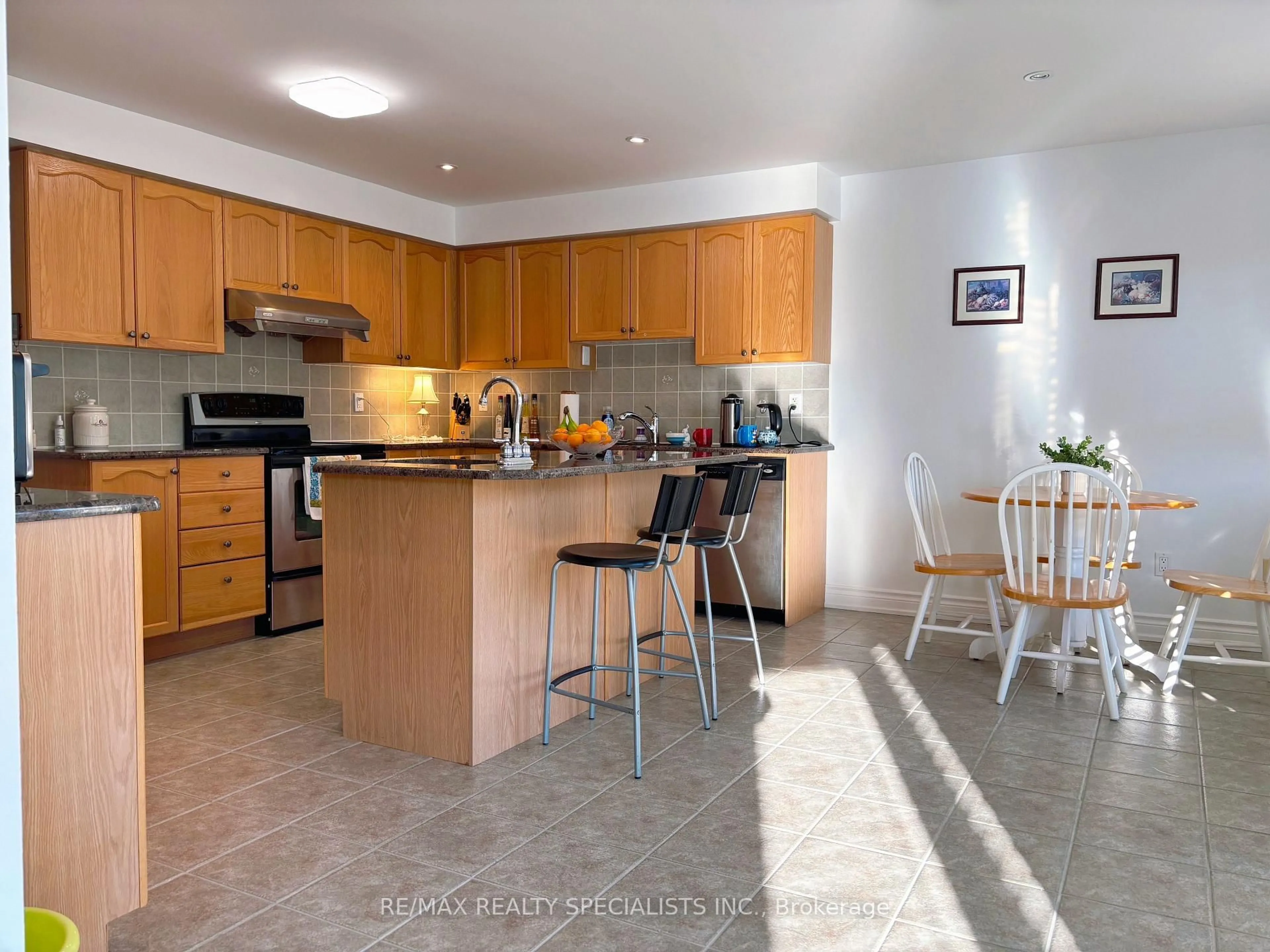 Unknown for 796 Alliance Crt, Mississauga Ontario L5V 3C4