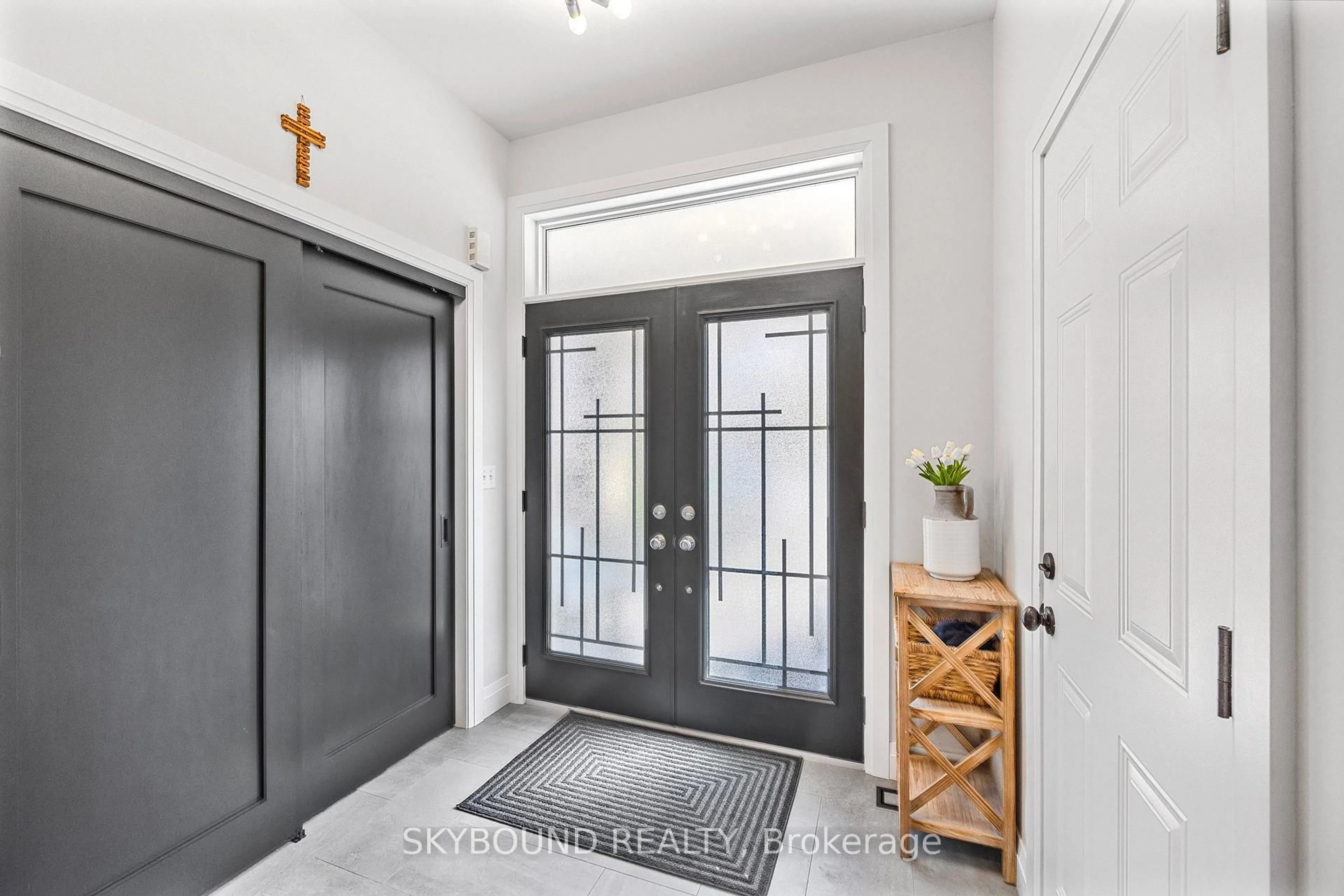 Indoor entryway for 4263 Vivaldi Rd, Burlington Ontario L7M 0N4