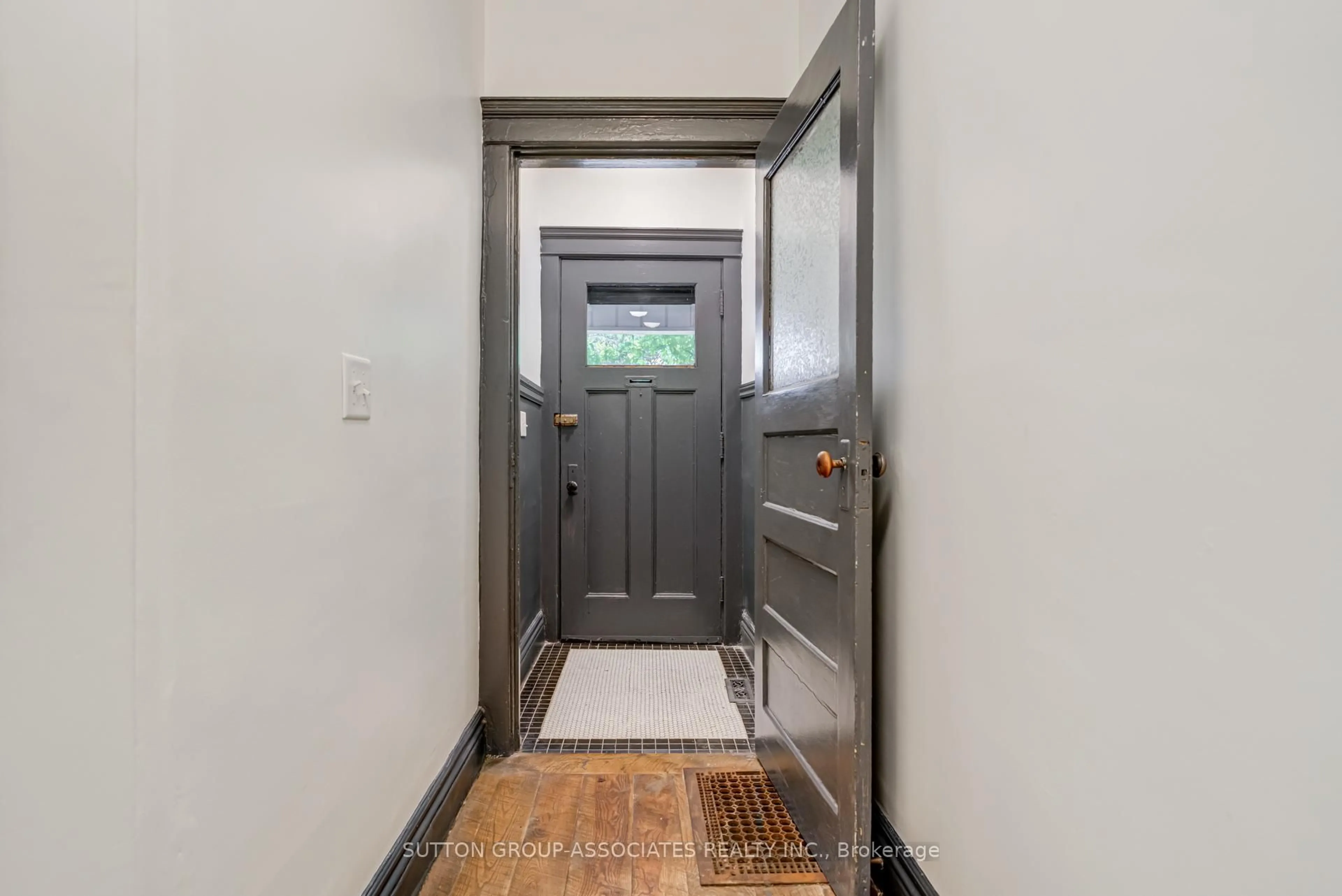 Indoor entryway for 960 Shaw St, Toronto Ontario M6G 3M7