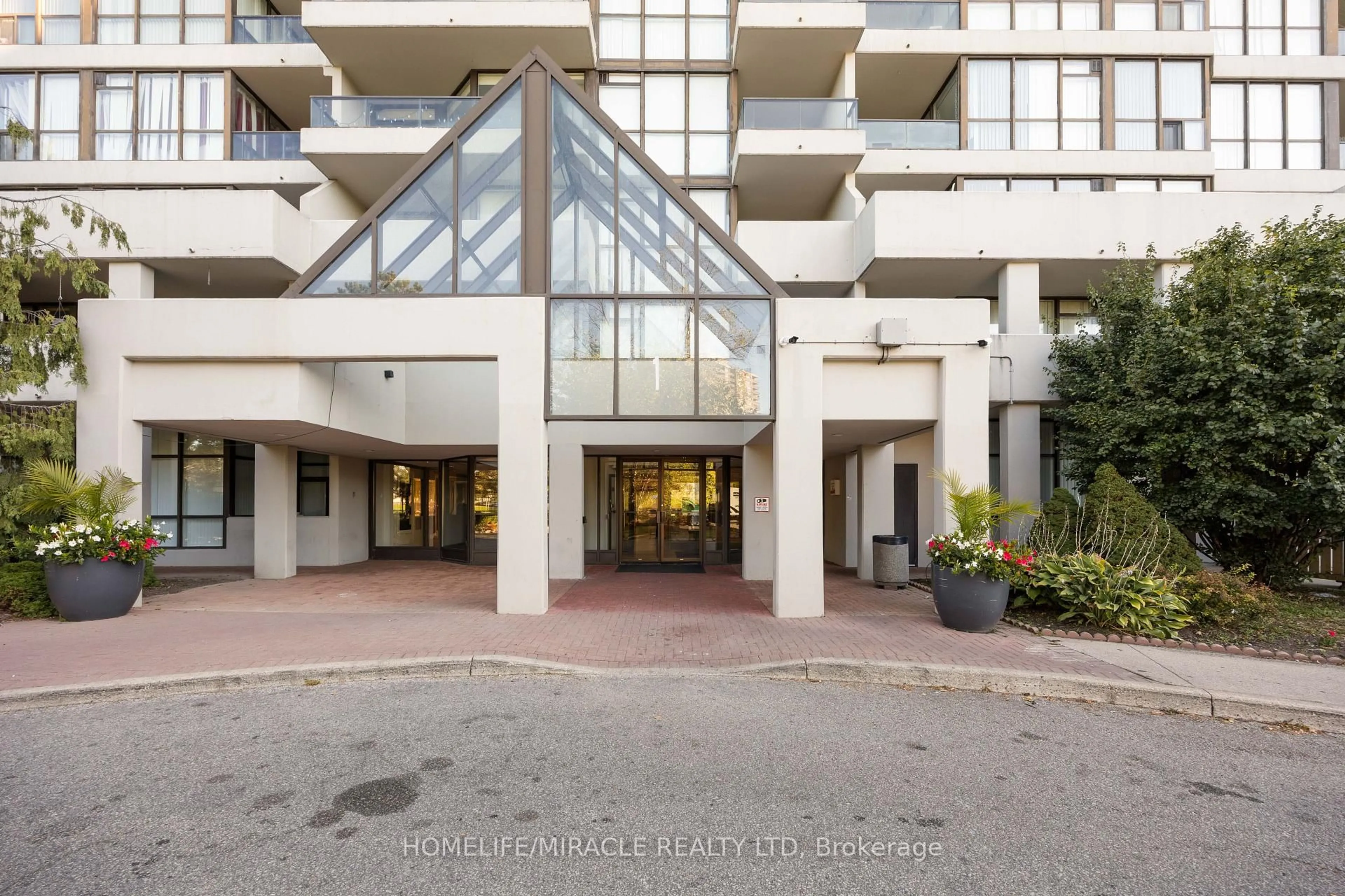 Indoor foyer for 1 Rowntree Rd #307, Toronto Ontario M9V 5G7