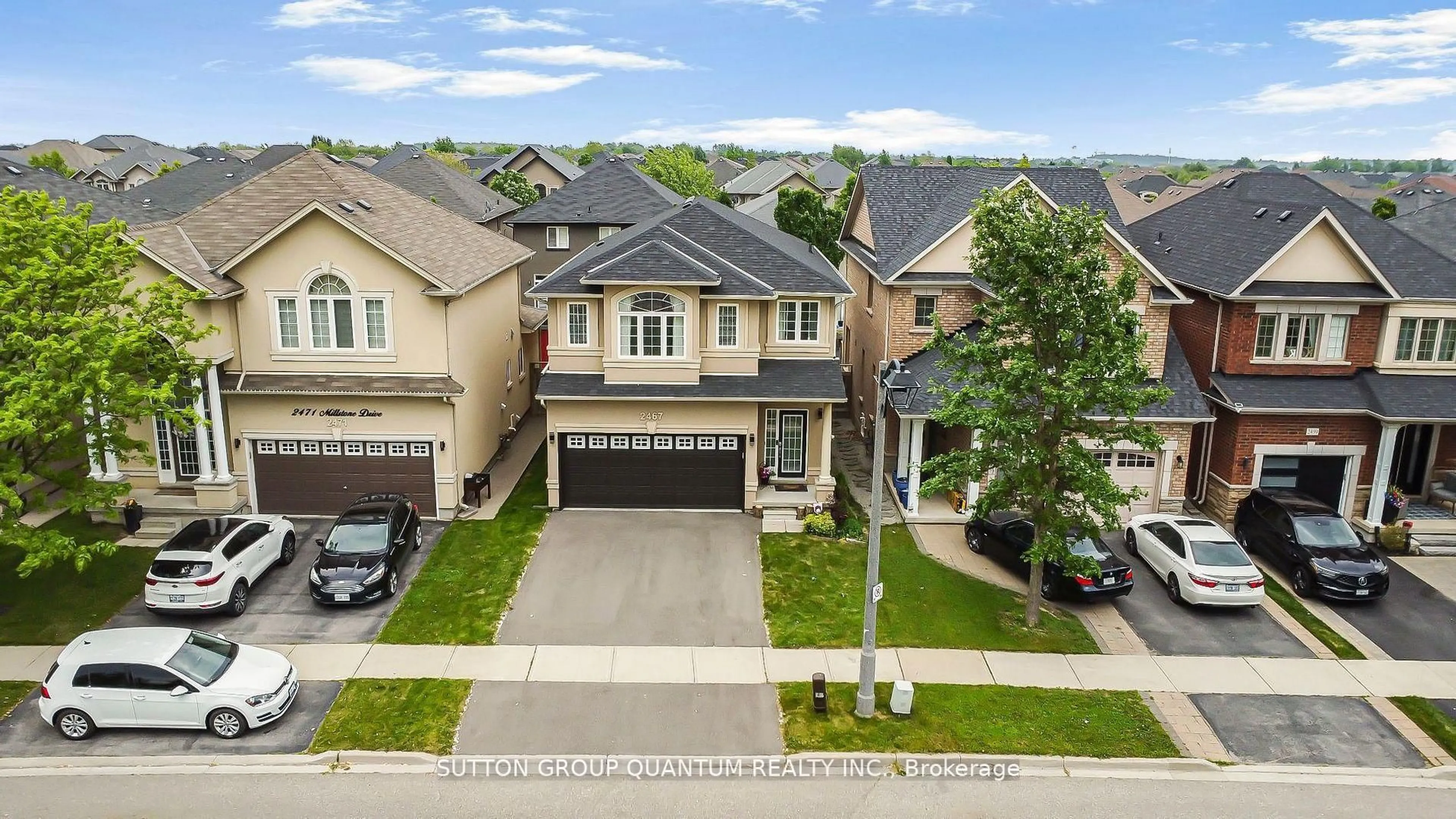 A pic from outside/outdoor area/front of a property/back of a property/a pic from drone, street for 2467 Millstone Dr, Oakville Ontario L6M 0H6