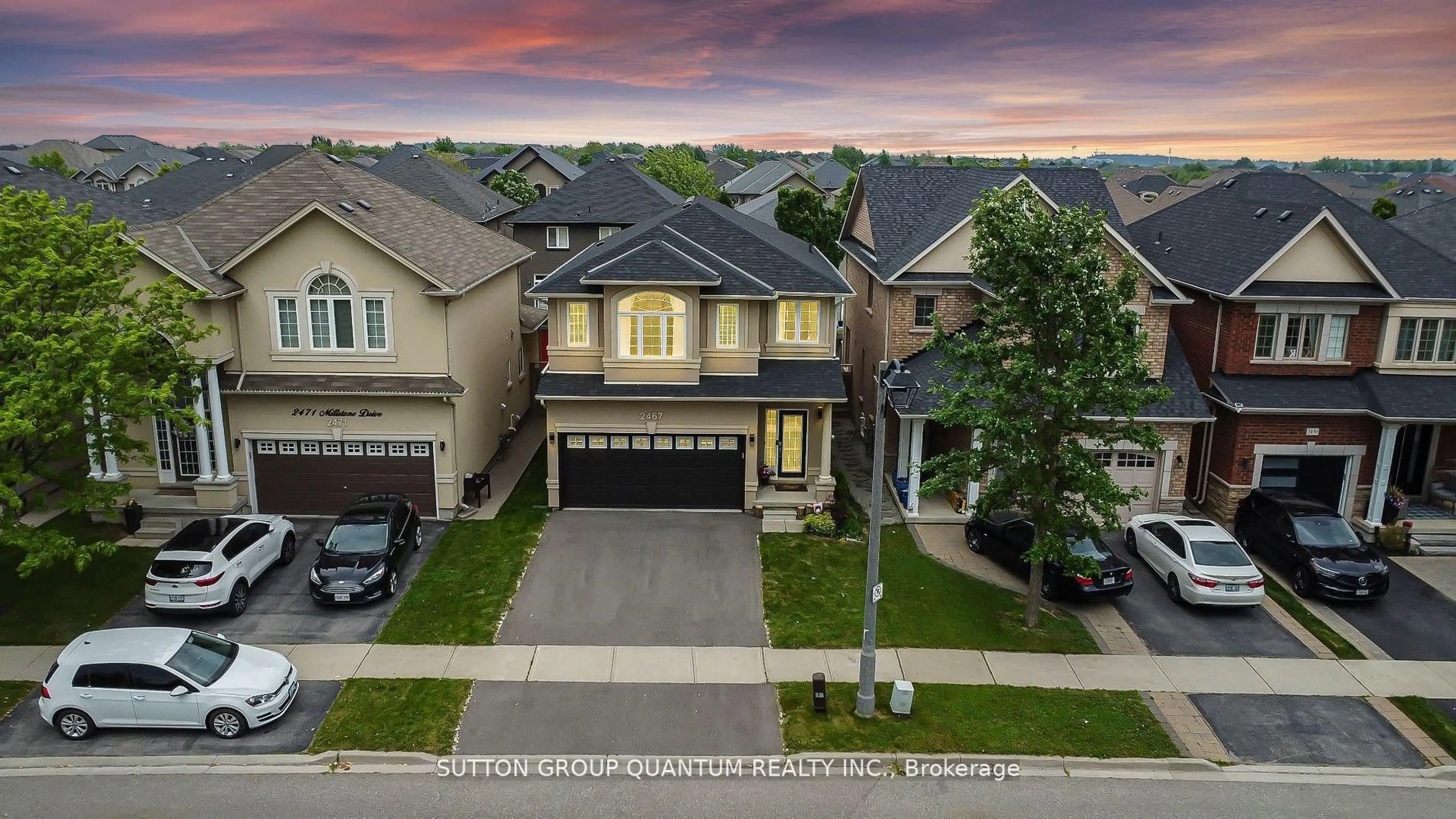 A pic from outside/outdoor area/front of a property/back of a property/a pic from drone, street for 2467 Millstone Dr, Oakville Ontario L6M 0H6