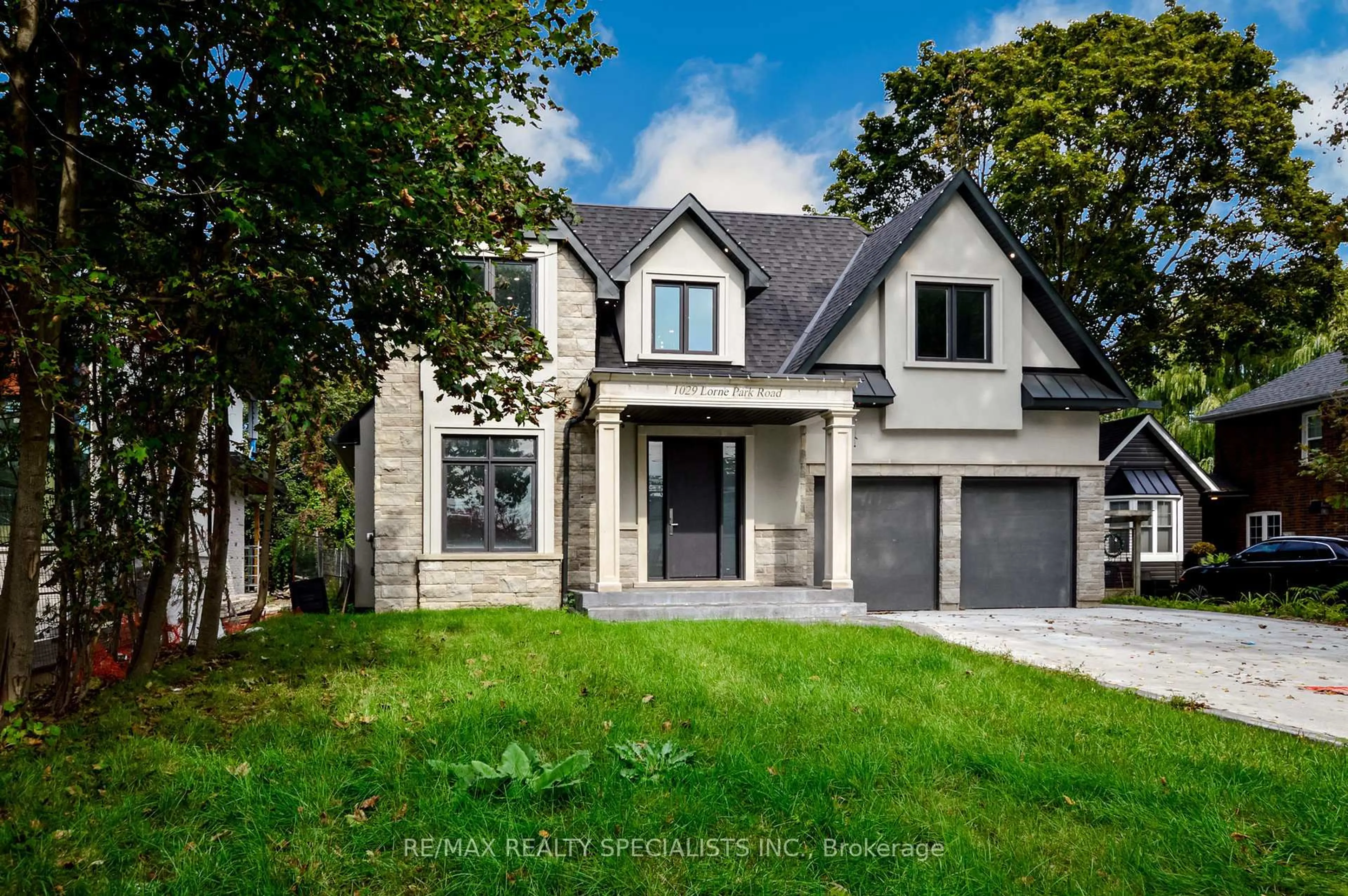 Home with brick exterior material, street for 1029 Lorne Park Rd, Mississauga Ontario L5H 2Z9