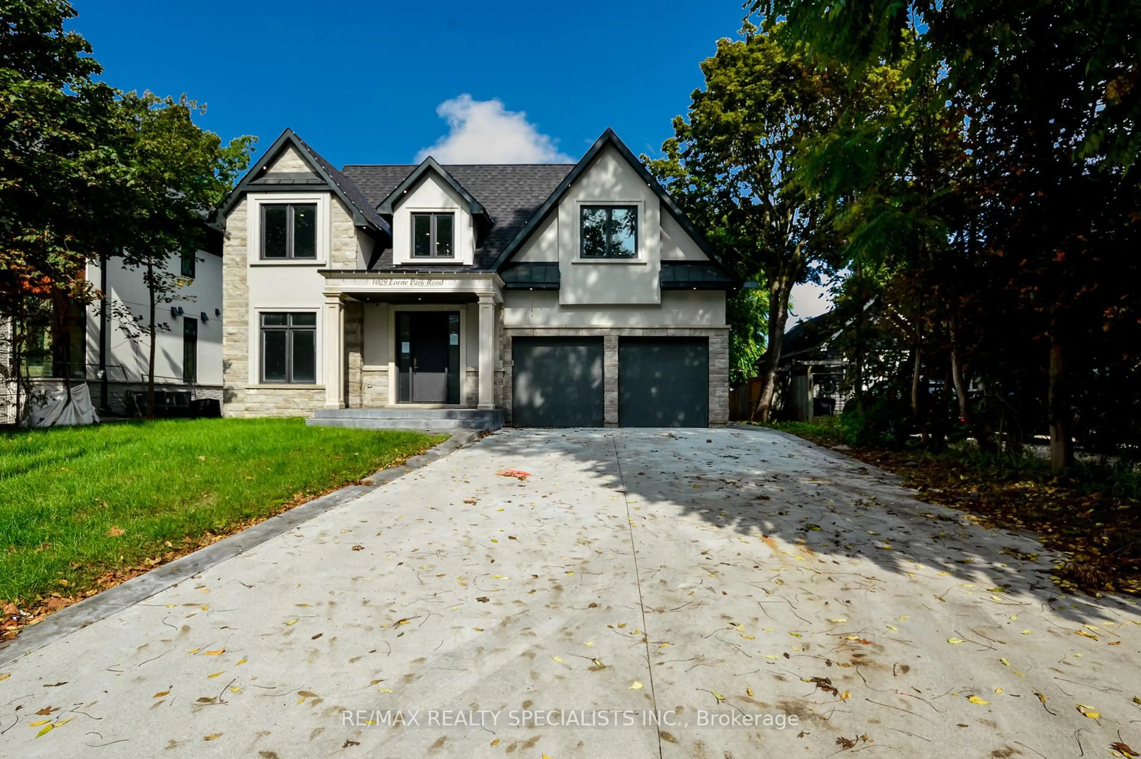 Home with brick exterior material, street for 1029 Lorne Park Rd, Mississauga Ontario L5H 2Z9