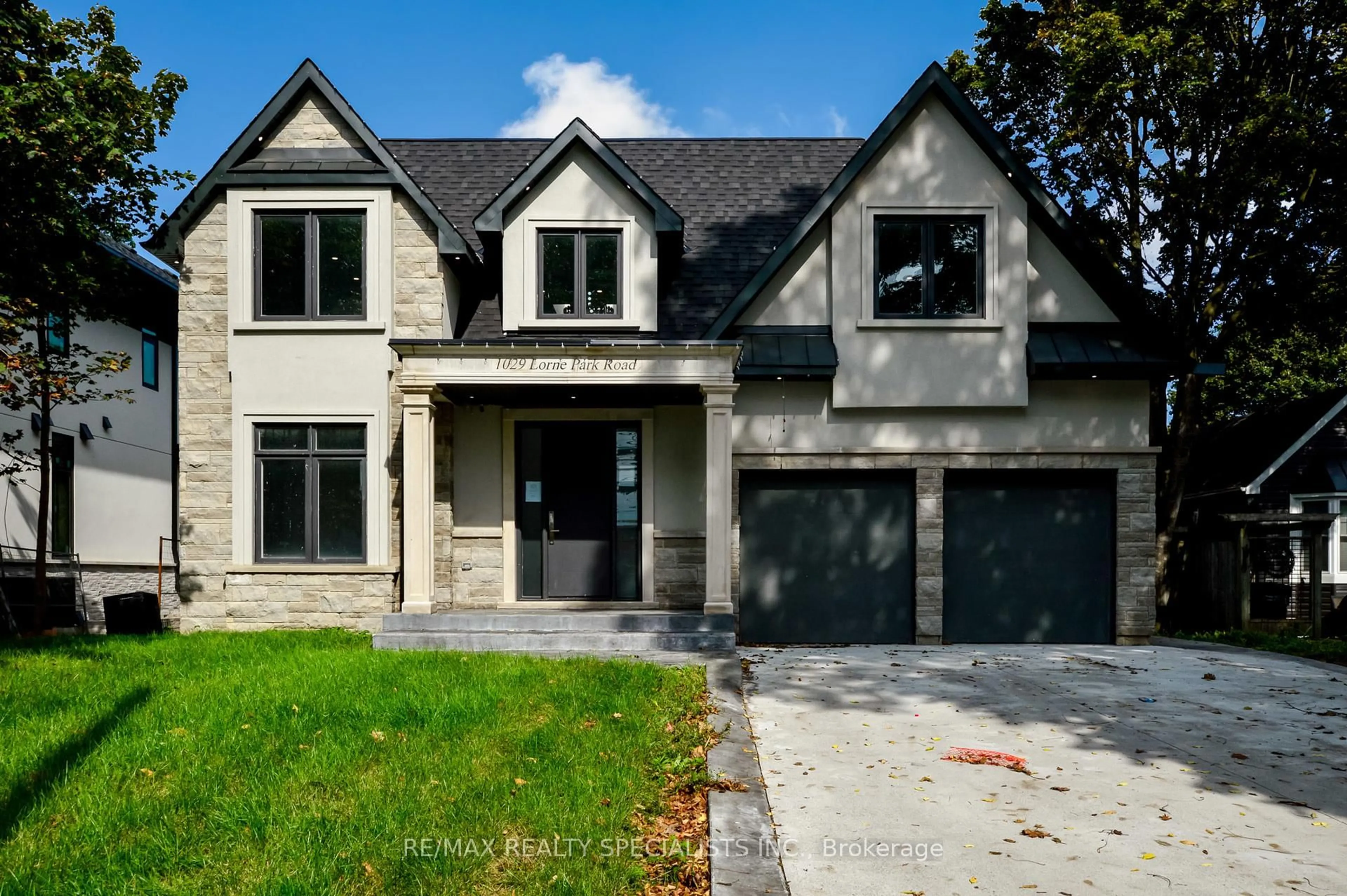 Home with brick exterior material, street for 1029 Lorne Park Rd, Mississauga Ontario L5H 2Z9