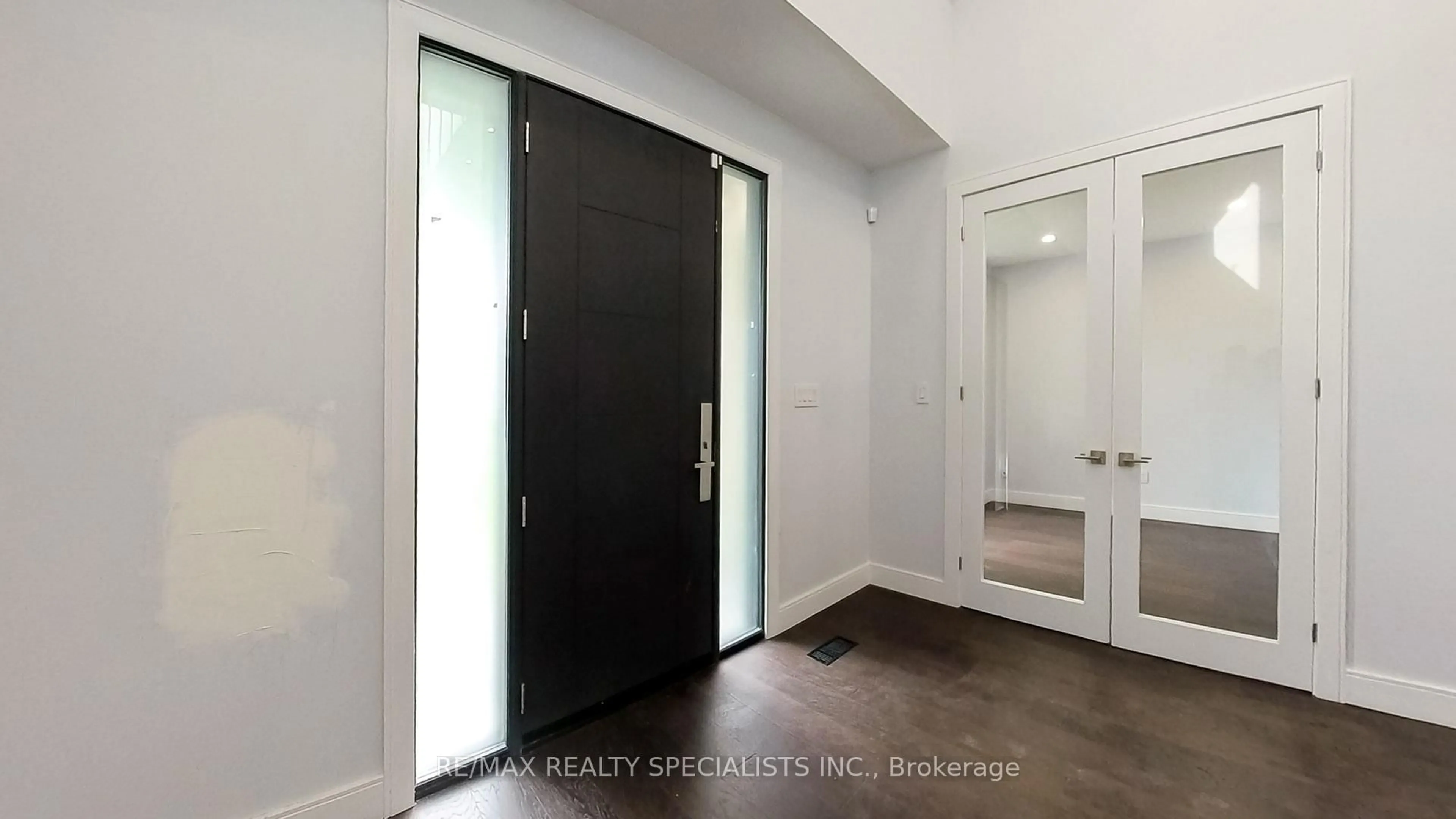 Indoor entryway for 1029 Lorne Park Rd, Mississauga Ontario L5H 2Z9